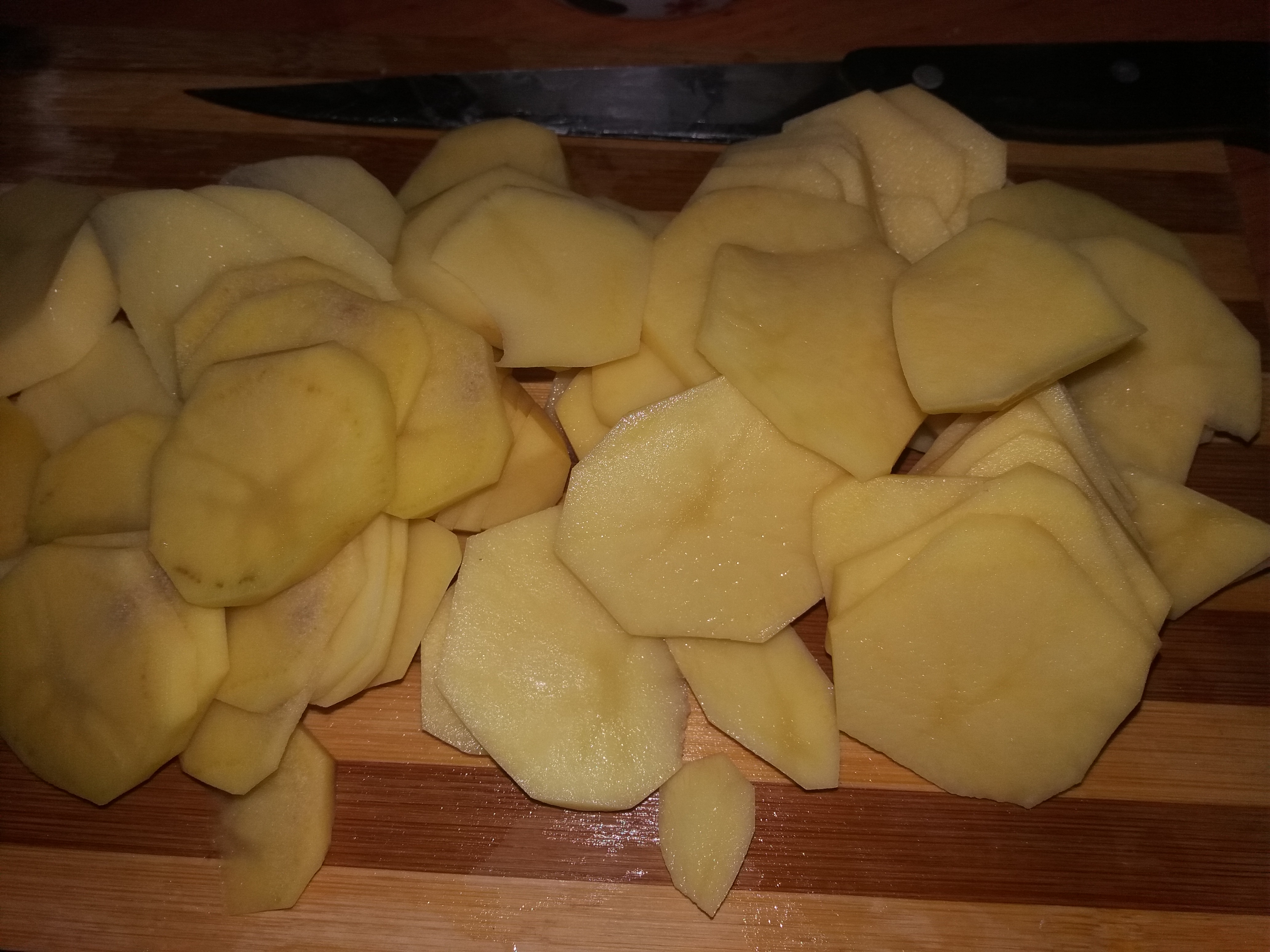 Cartofi cu chiftelute la cuptor