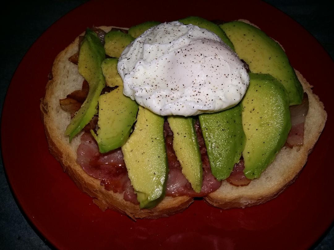 Sandvis cu bacon, avocado si ou posat