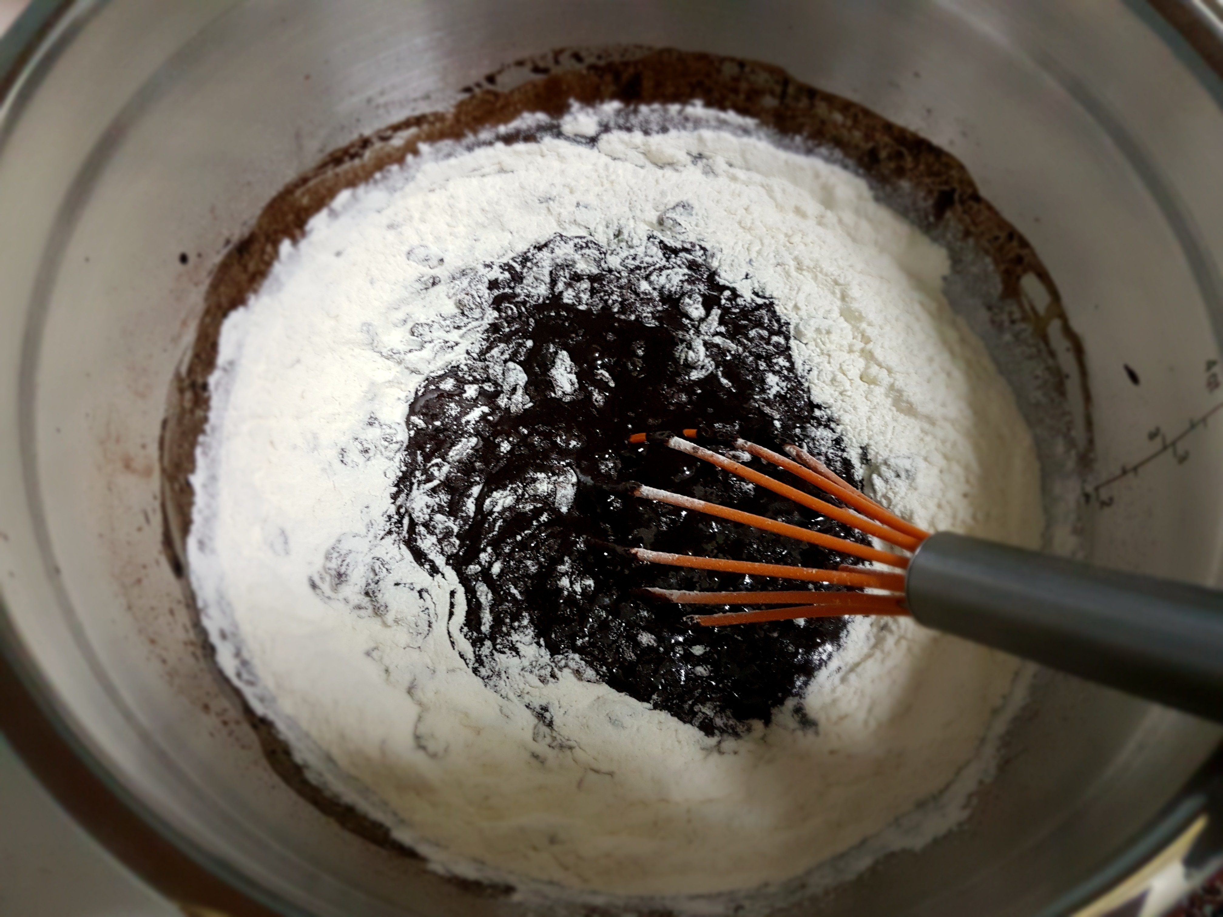 Desert tort de Dragobete cu blat de cacao si crema de vanilie