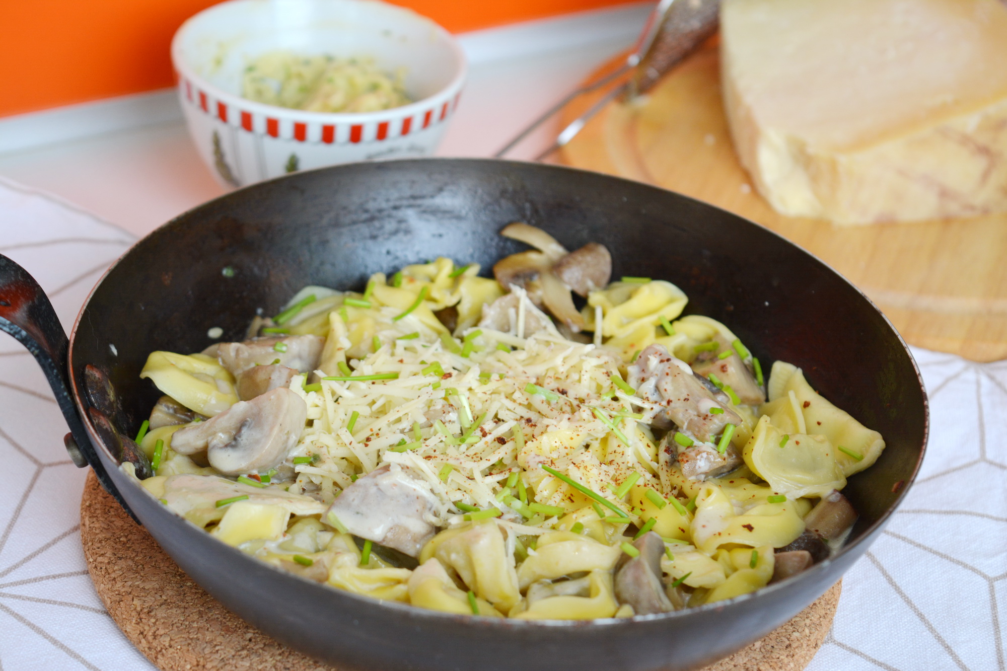 Tortellini cu ciuperci, sos alb si branza romaneasca Praid