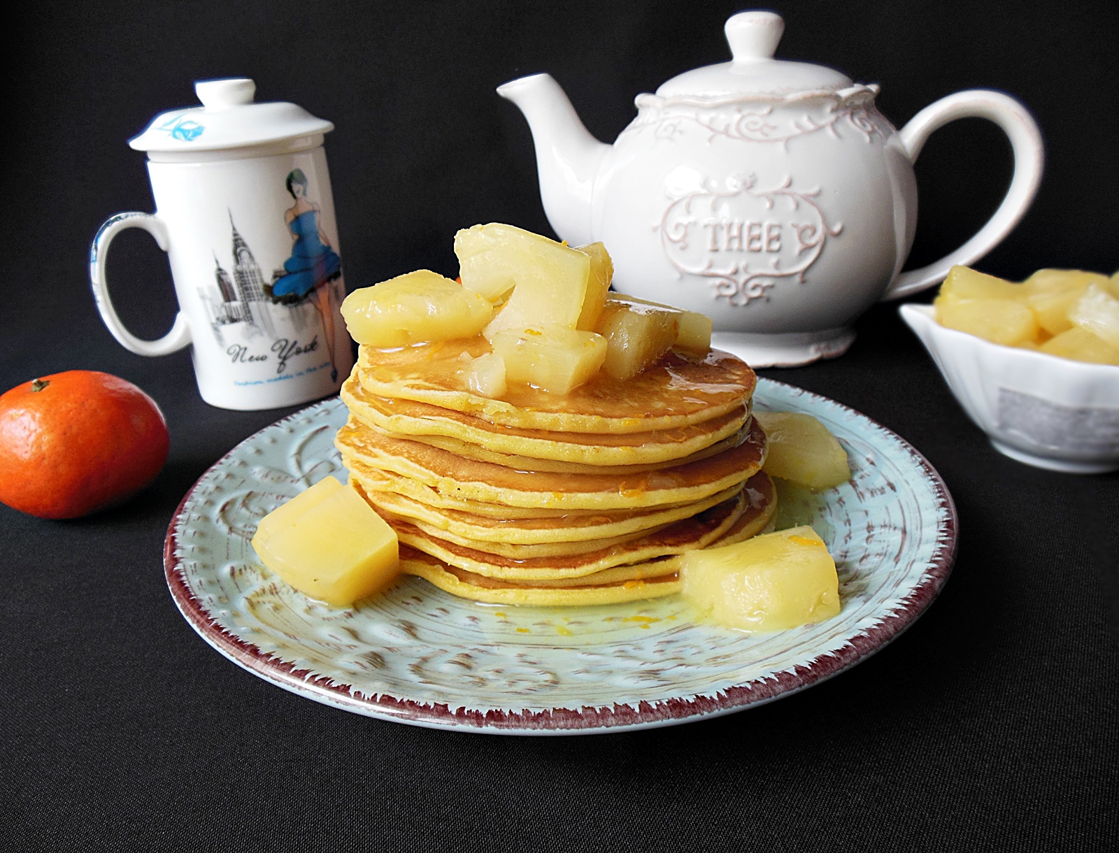 Desert pancakes cu ciocolata alba si sos de ananas