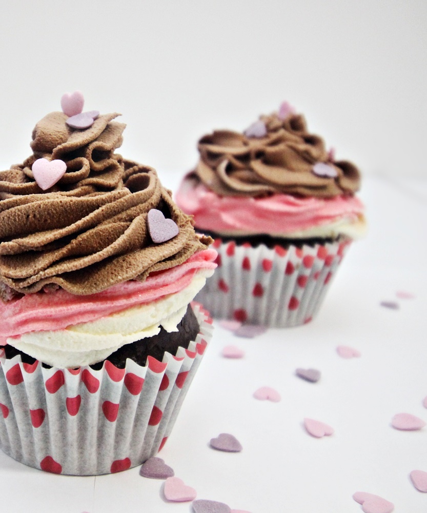 Desert cupcakes cu crema de lamaie si ganache de ciocolata in trei culori