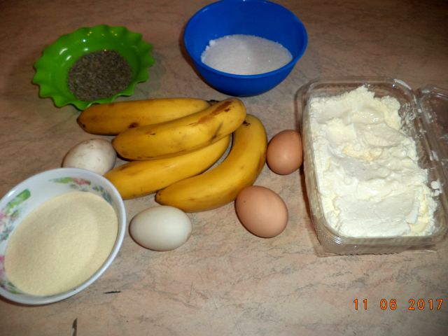 Desert budinca de banane si gris cu flori de lavanda