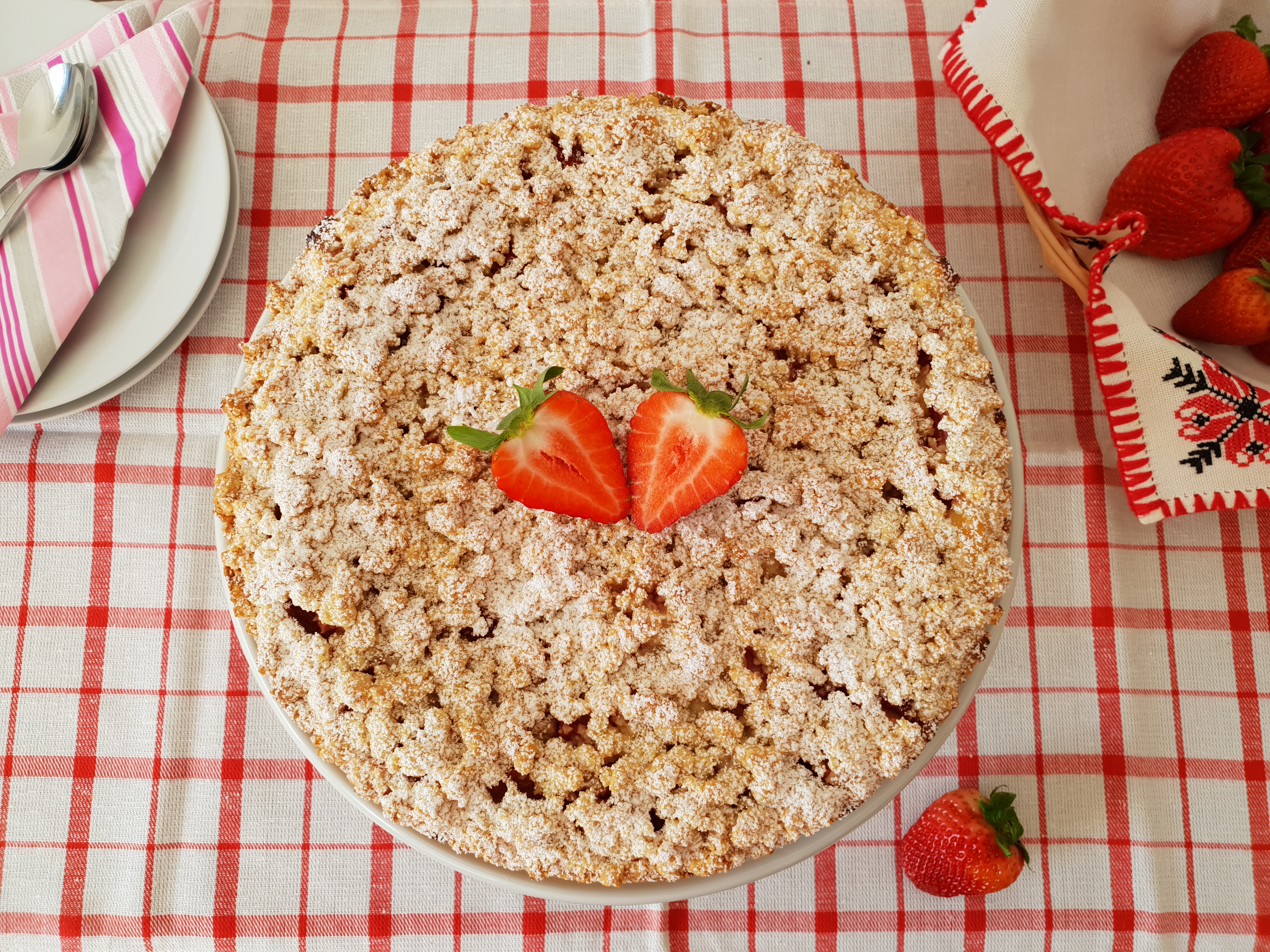 Desert tarta crumble cu mascarpone si capsuni