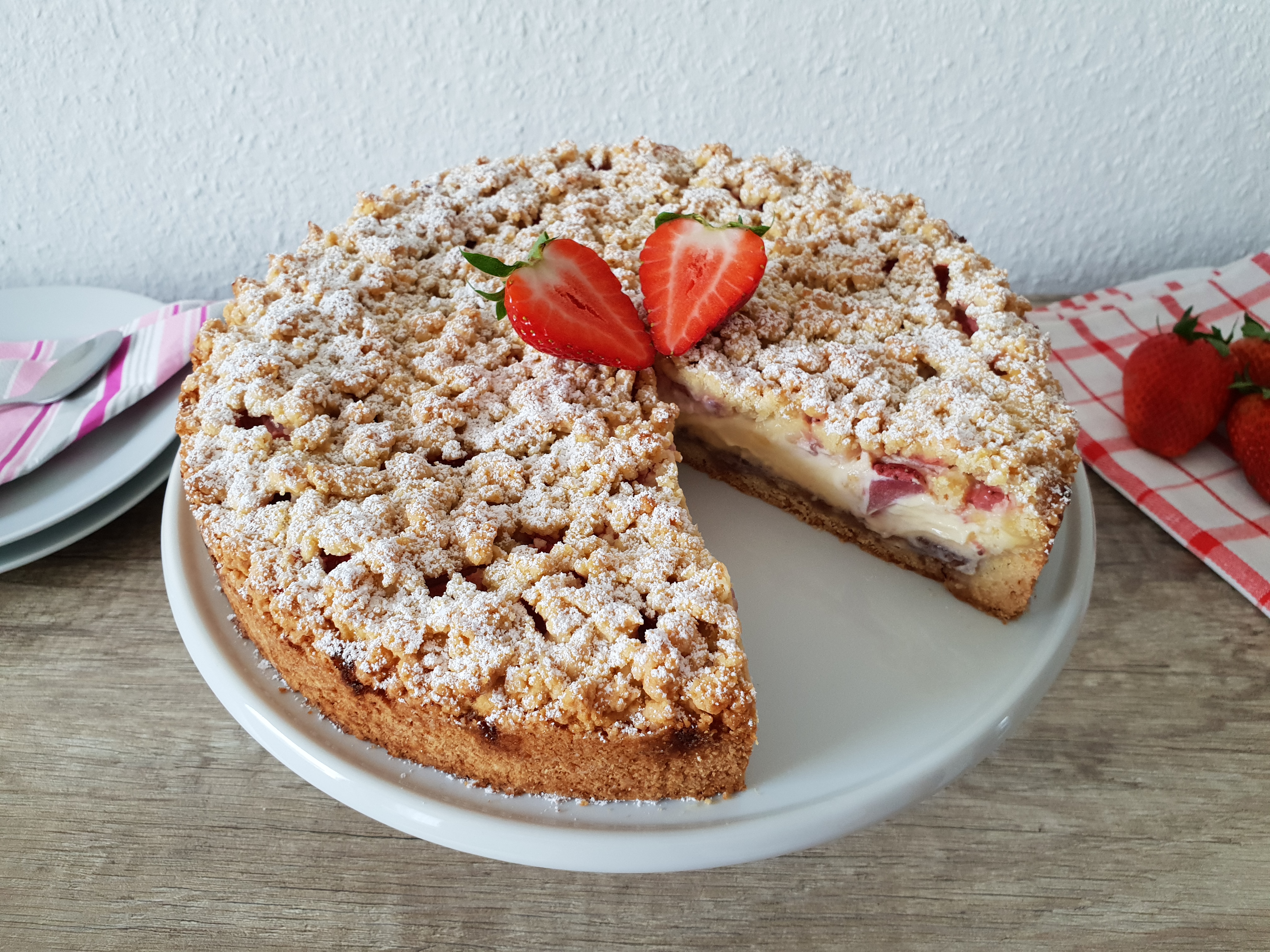 Desert tarta crumble cu mascarpone si capsuni