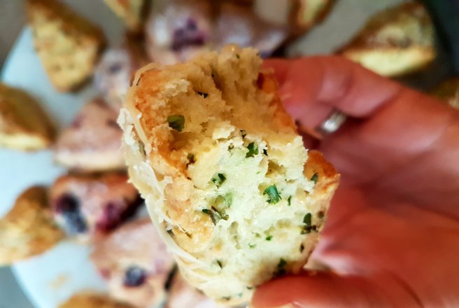 Aperitiv scones cu branza si chives