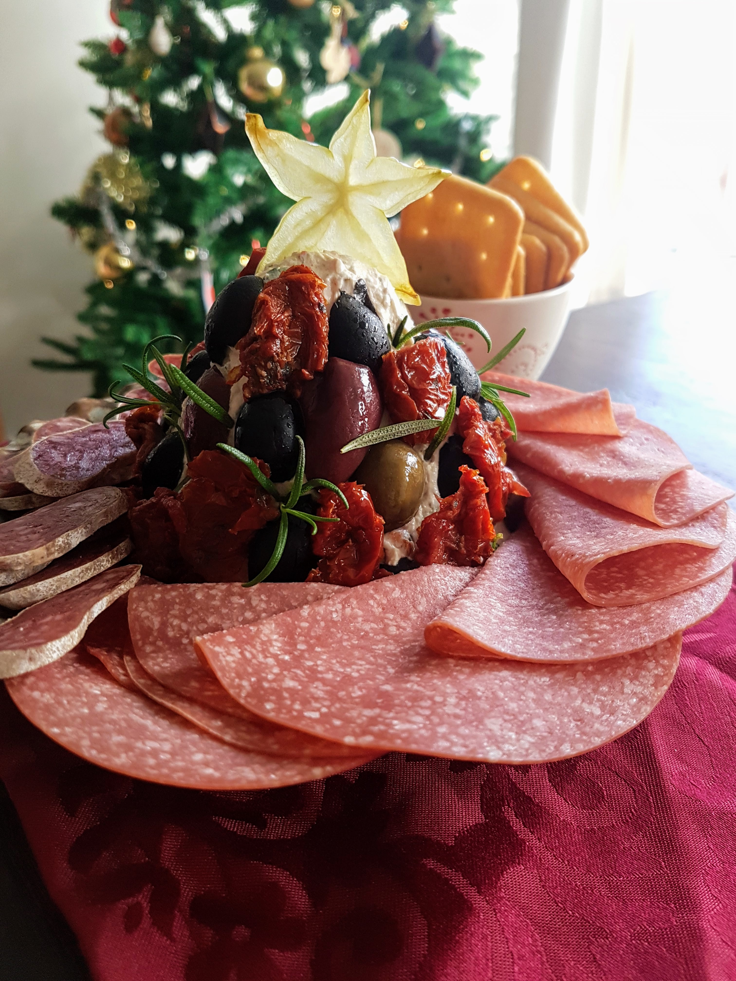 Aperitiv bradut din crema de branza cu masline, rosii uscate la soare si rozmarin