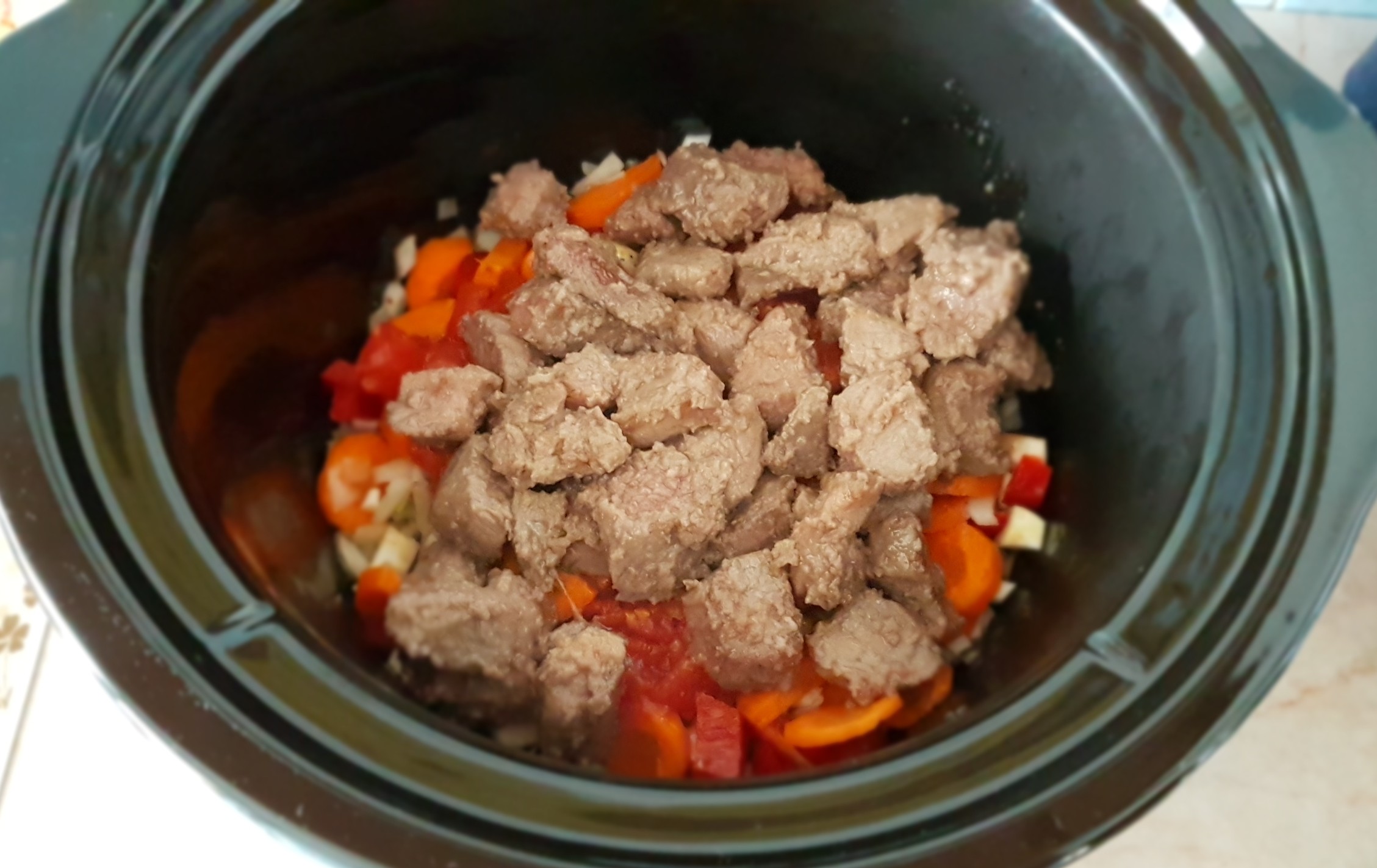 Gulas de vita la slow cooker Crock-Pot