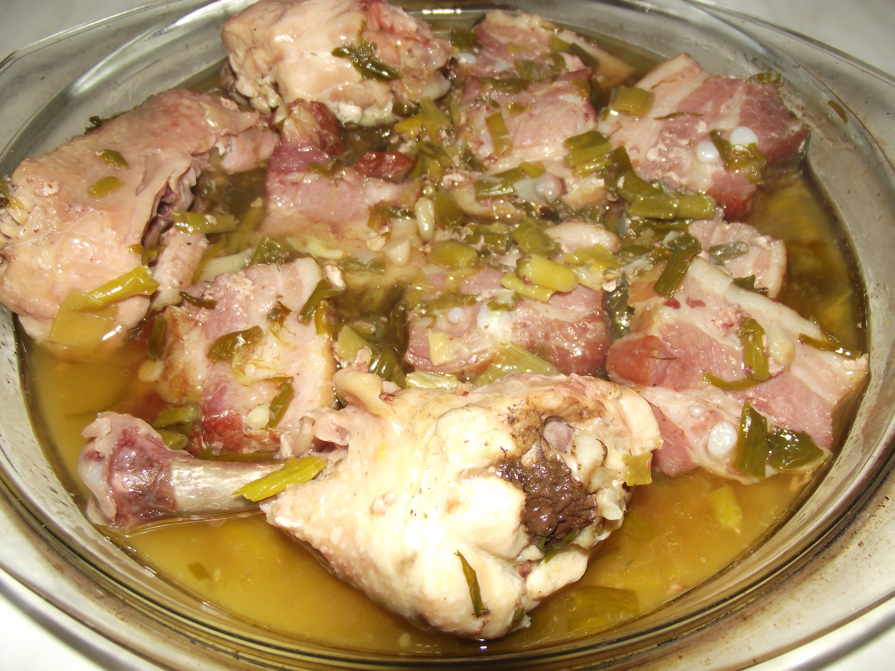 Friptura de pui si porc la slow cooker Crock-Pot cu sos de usturoi verde