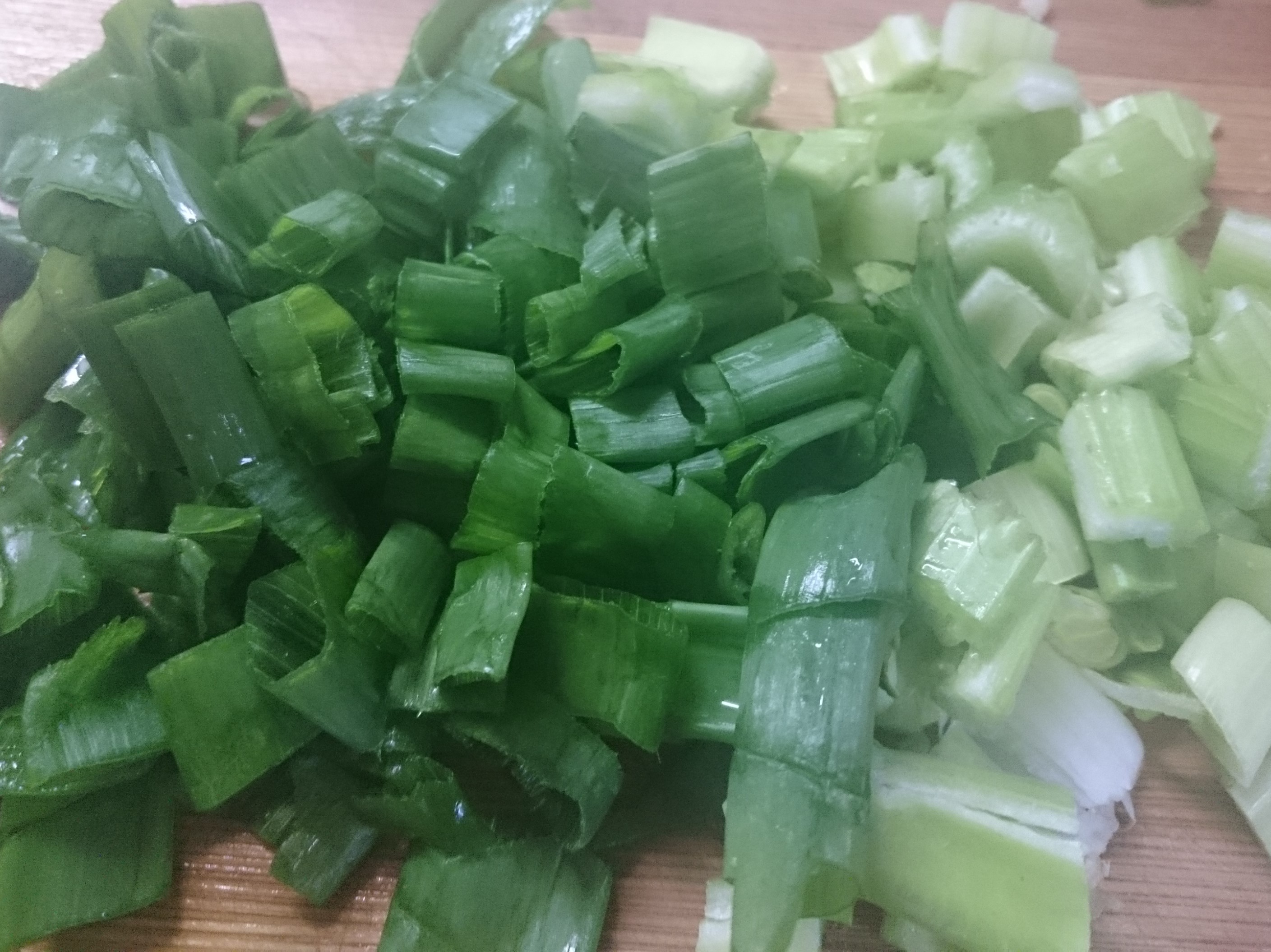 Mancare de mazare verde cu carnati de casa