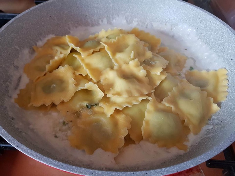 Ravioli umplute cu spanac si ricotta cu sos de smantana si parmezan