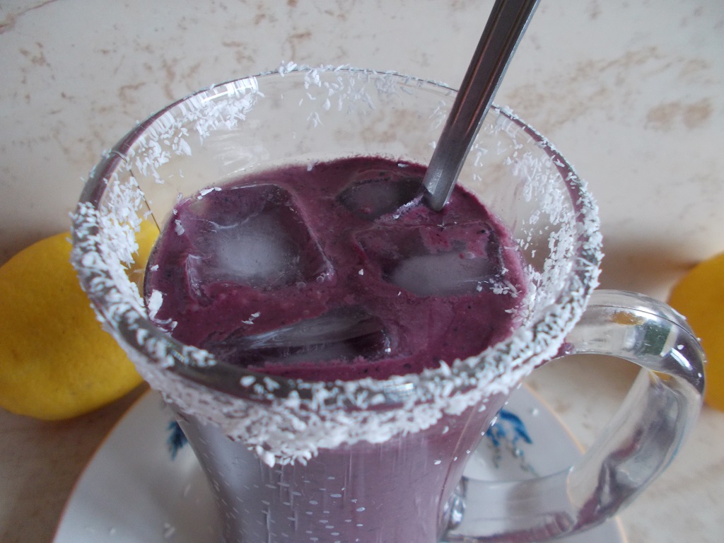 Smoothie cu iaurt gras, miere si afine