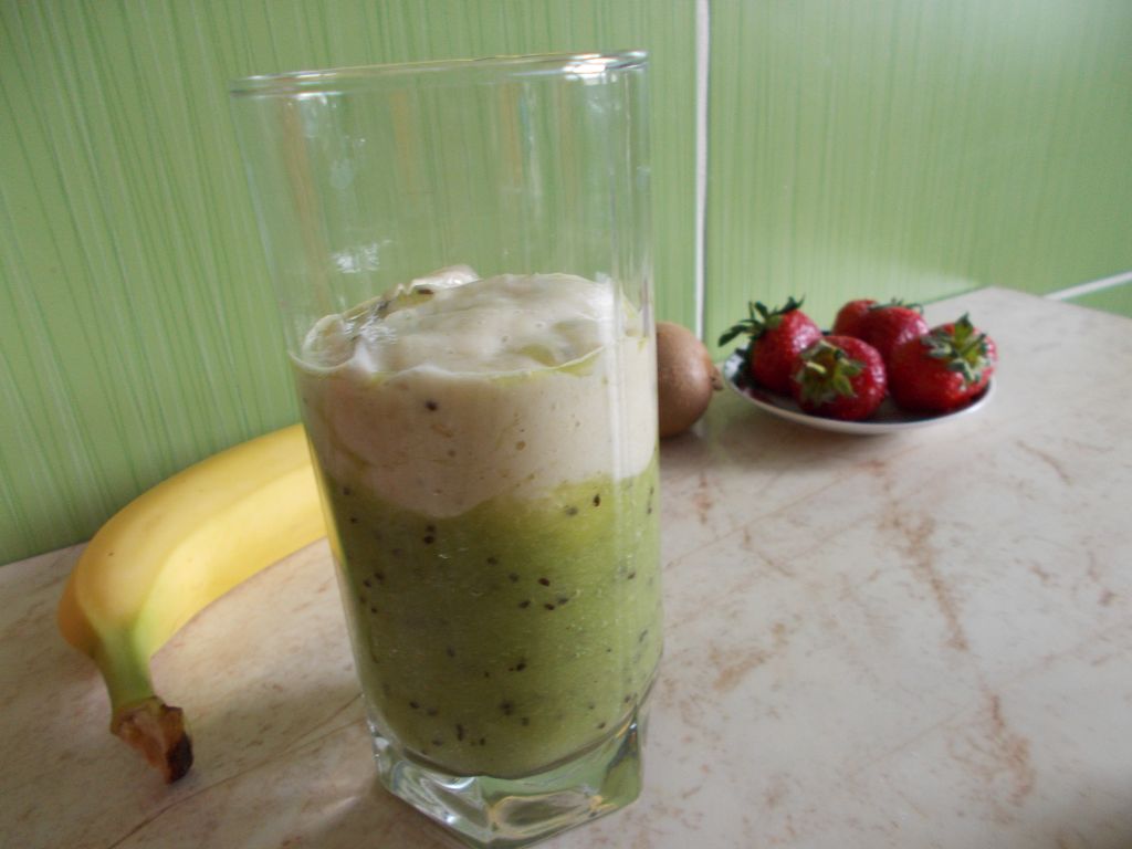 Smoothie de kiwi, banane si capsuni