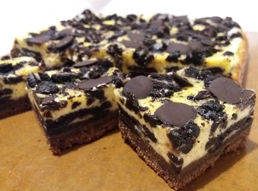 Desert brownie cheesecake cu oreo