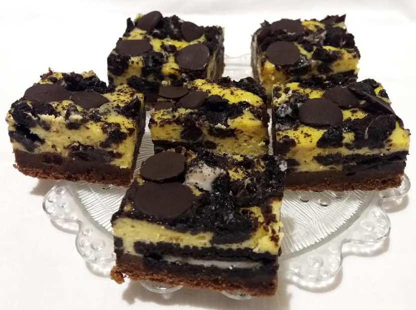 Desert brownie cheesecake cu oreo