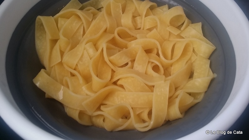 Tagliatelle proaspete cu sos cremos de mozzarella