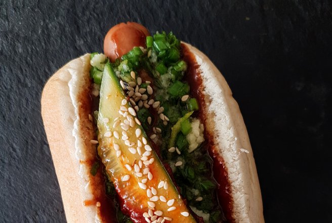 Hot Dog cu sos BBQ- Teriyaki, salsa de ceapa verde si castraveti cu Gochujang