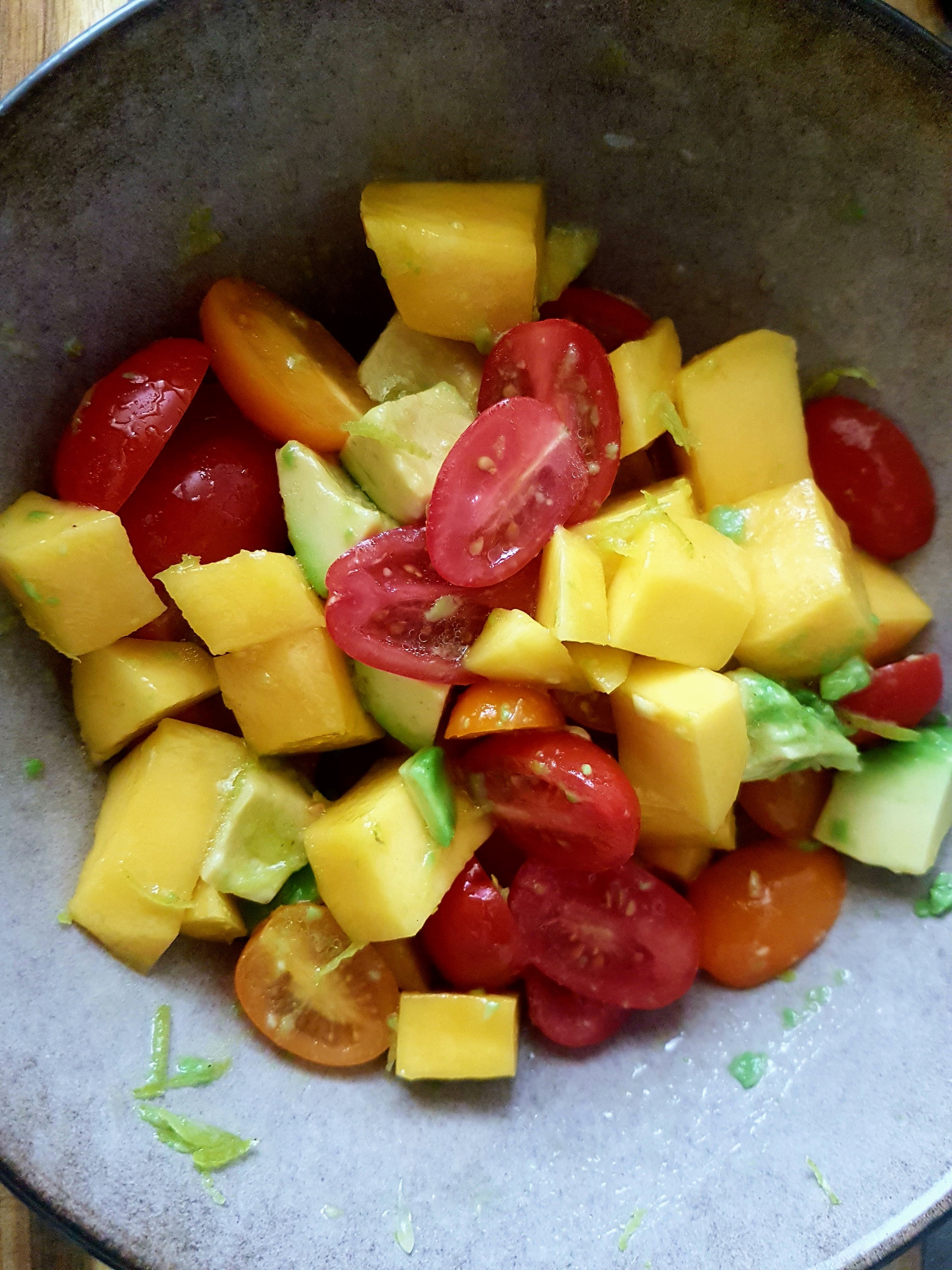 Salata de quinoa cu porumb copt, avocado, mango si dressing cald de bacon