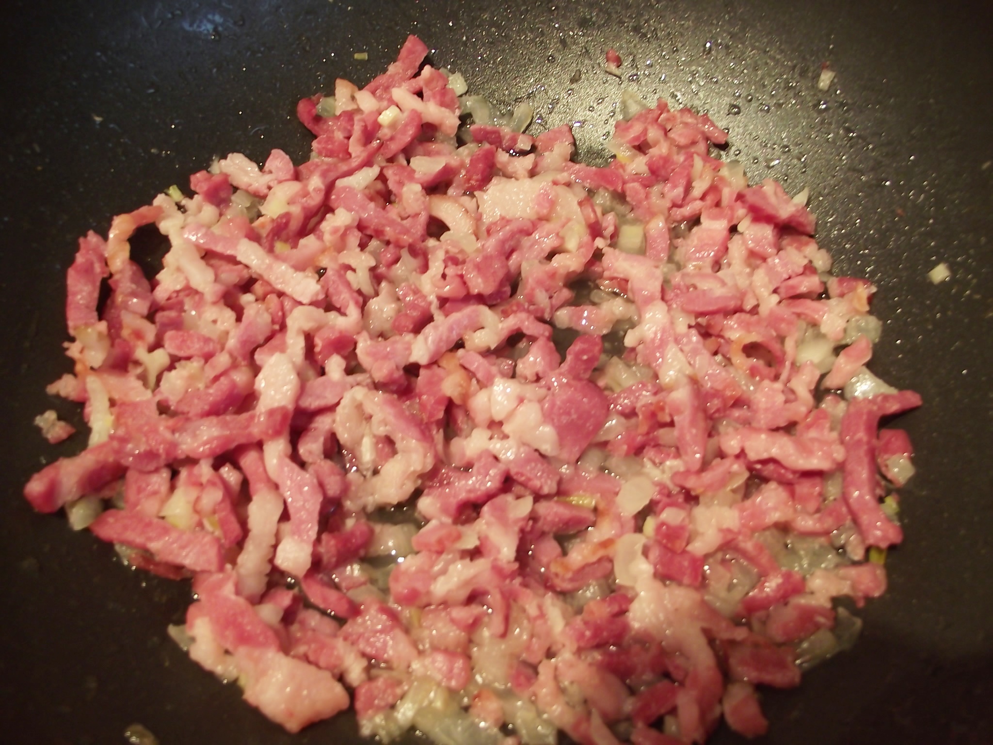Briose din cartofi cu bacon in sos de rosii