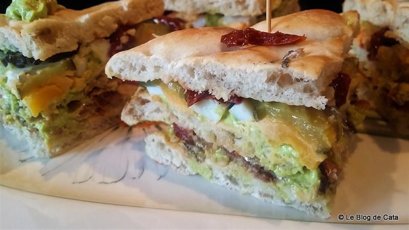 Sandwich Club cu avocado si sardine