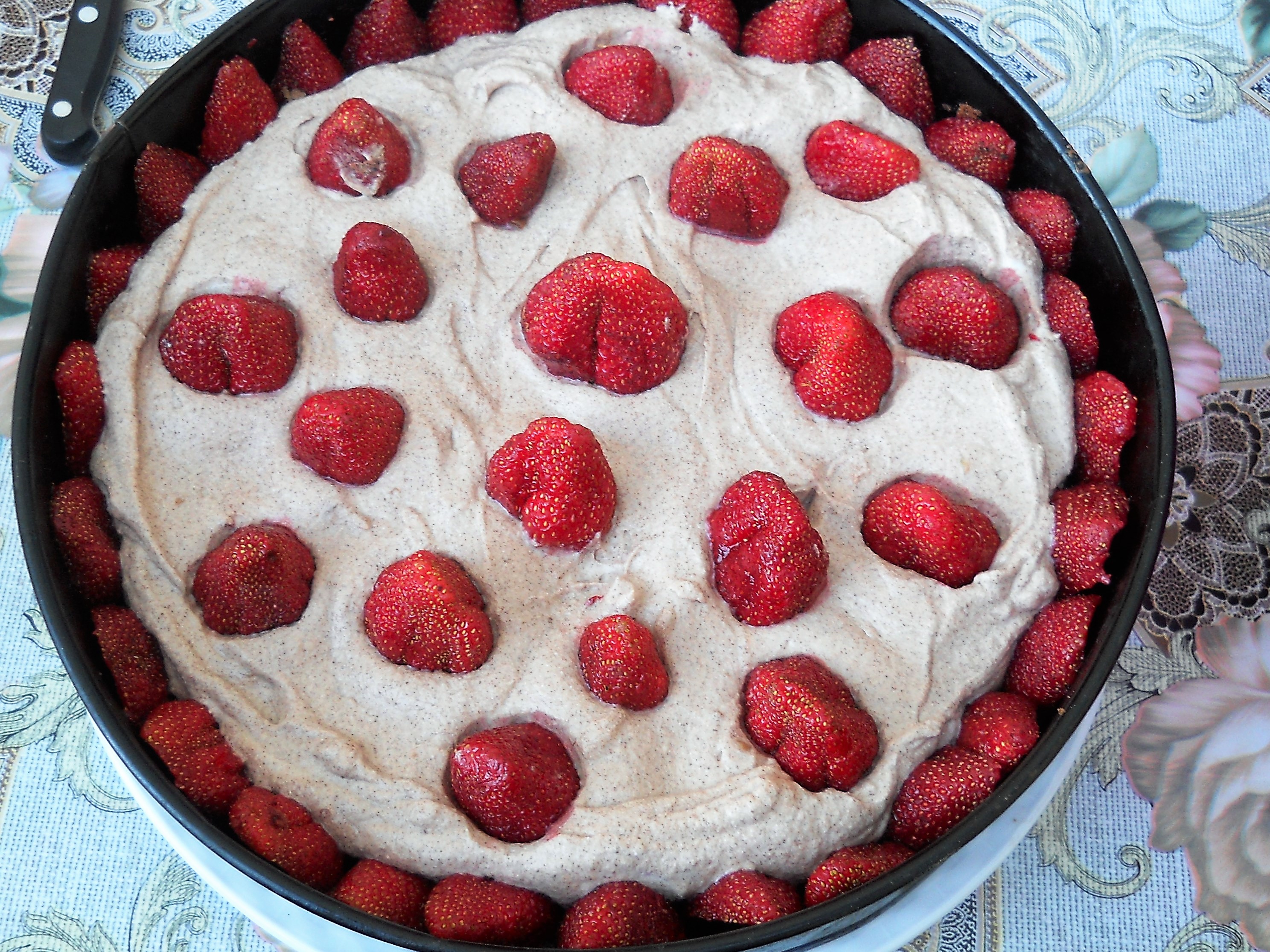 Tort cu ciocolata si capsune