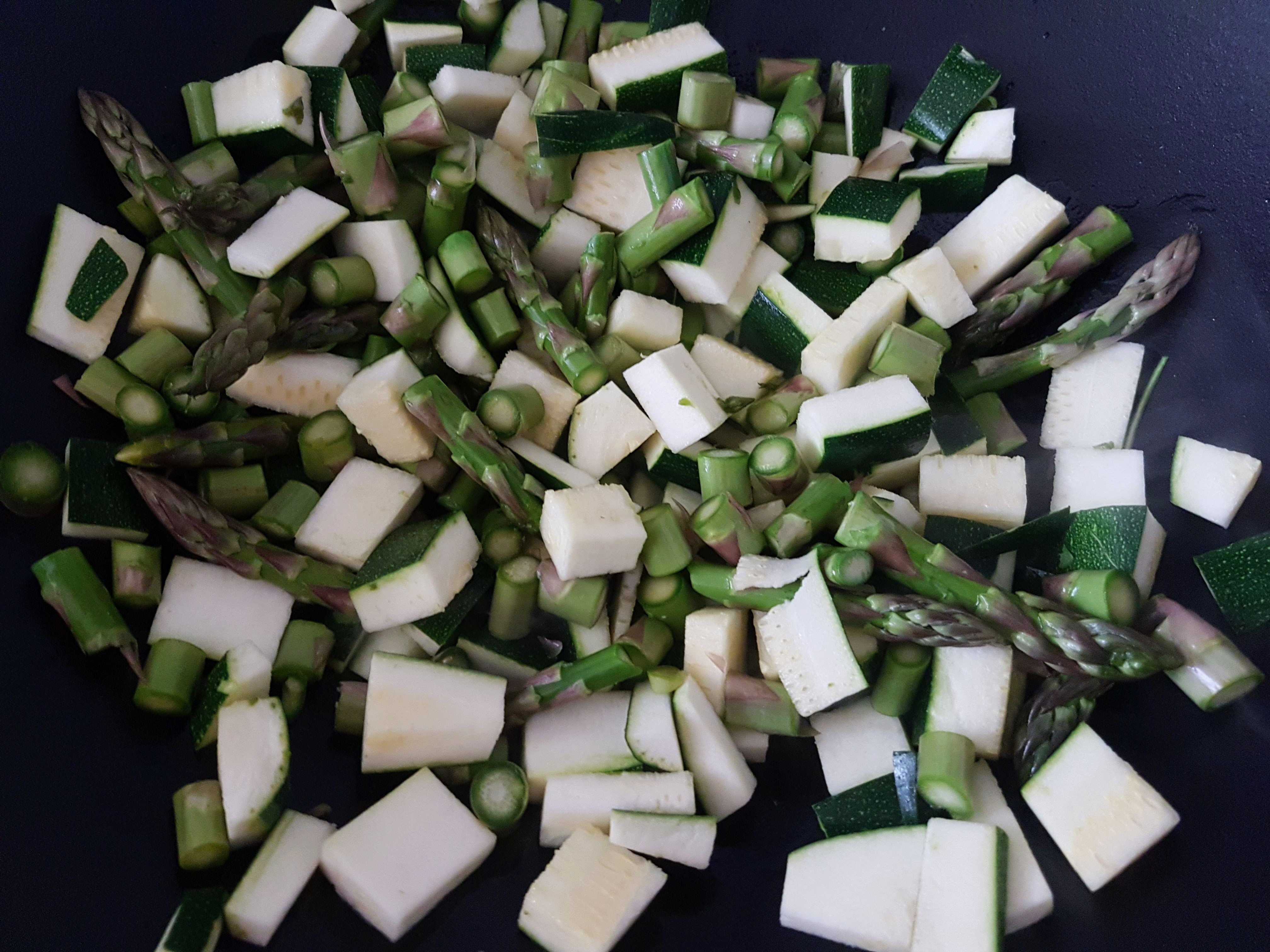 Penne in sos pesto cu sparanghel si dovlecel