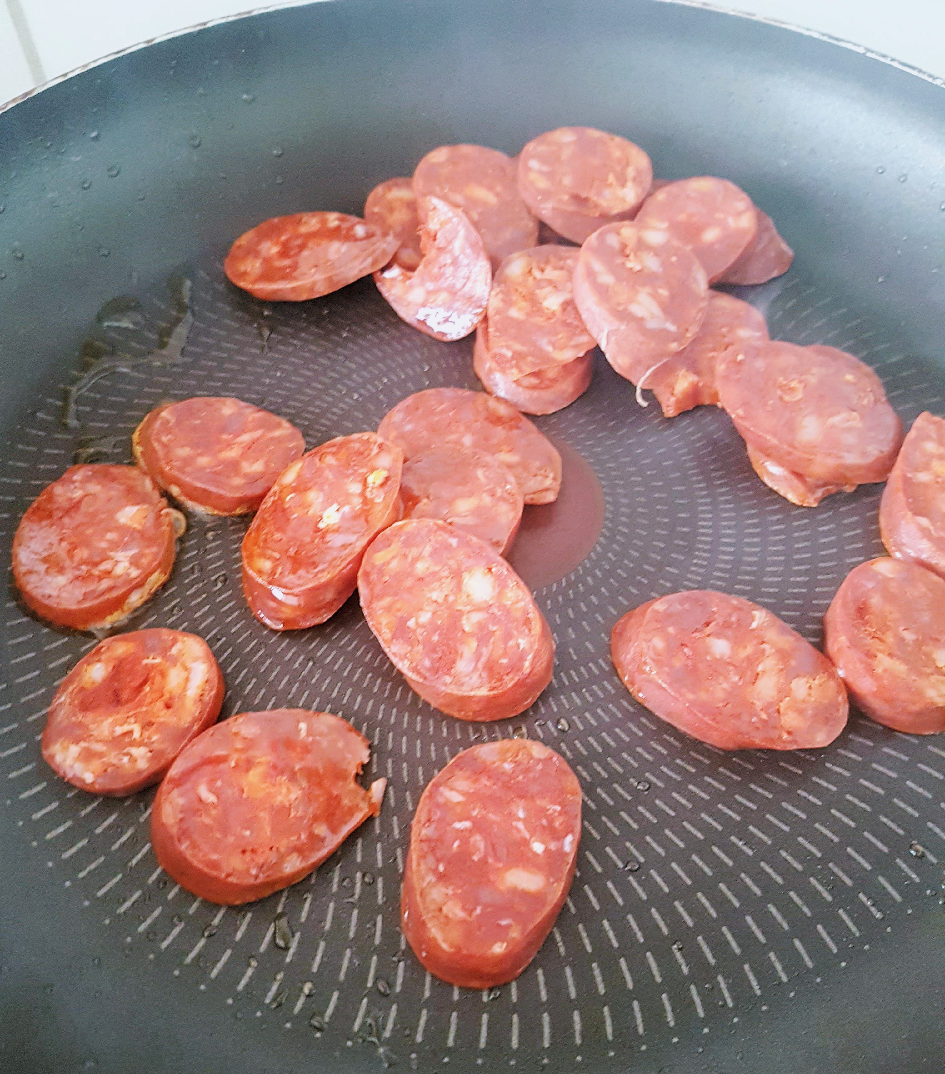 Cartofi crocanti la cuptor cu Chorizo, oua ochiuri si sos picant