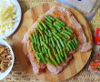 Rulada din carne de pui umpluta cu fasole verde, nuci si cascaval invelita in bacon-1