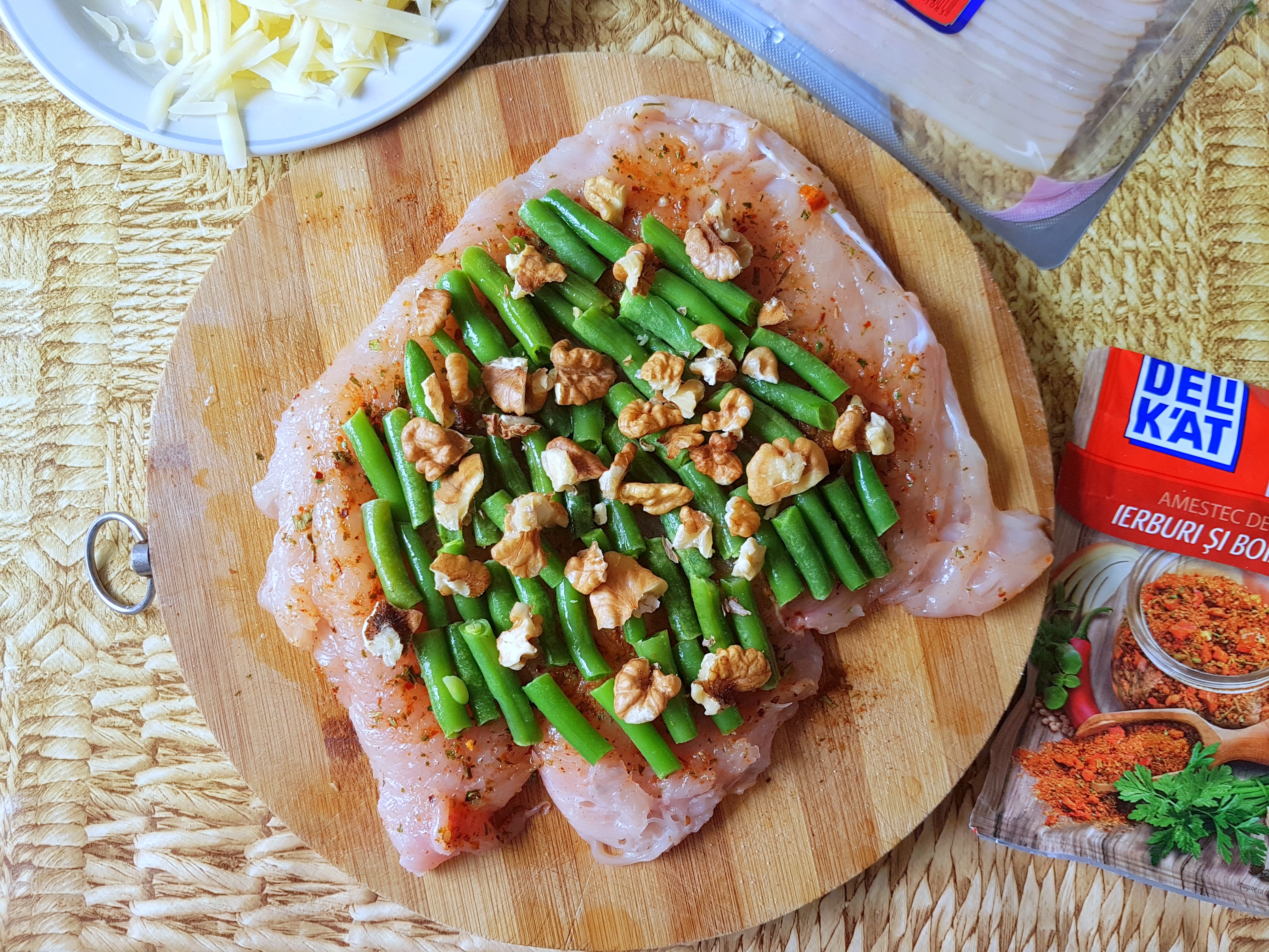 Rulada din carne de pui umpluta cu fasole verde, nuci si cascaval invelita in bacon