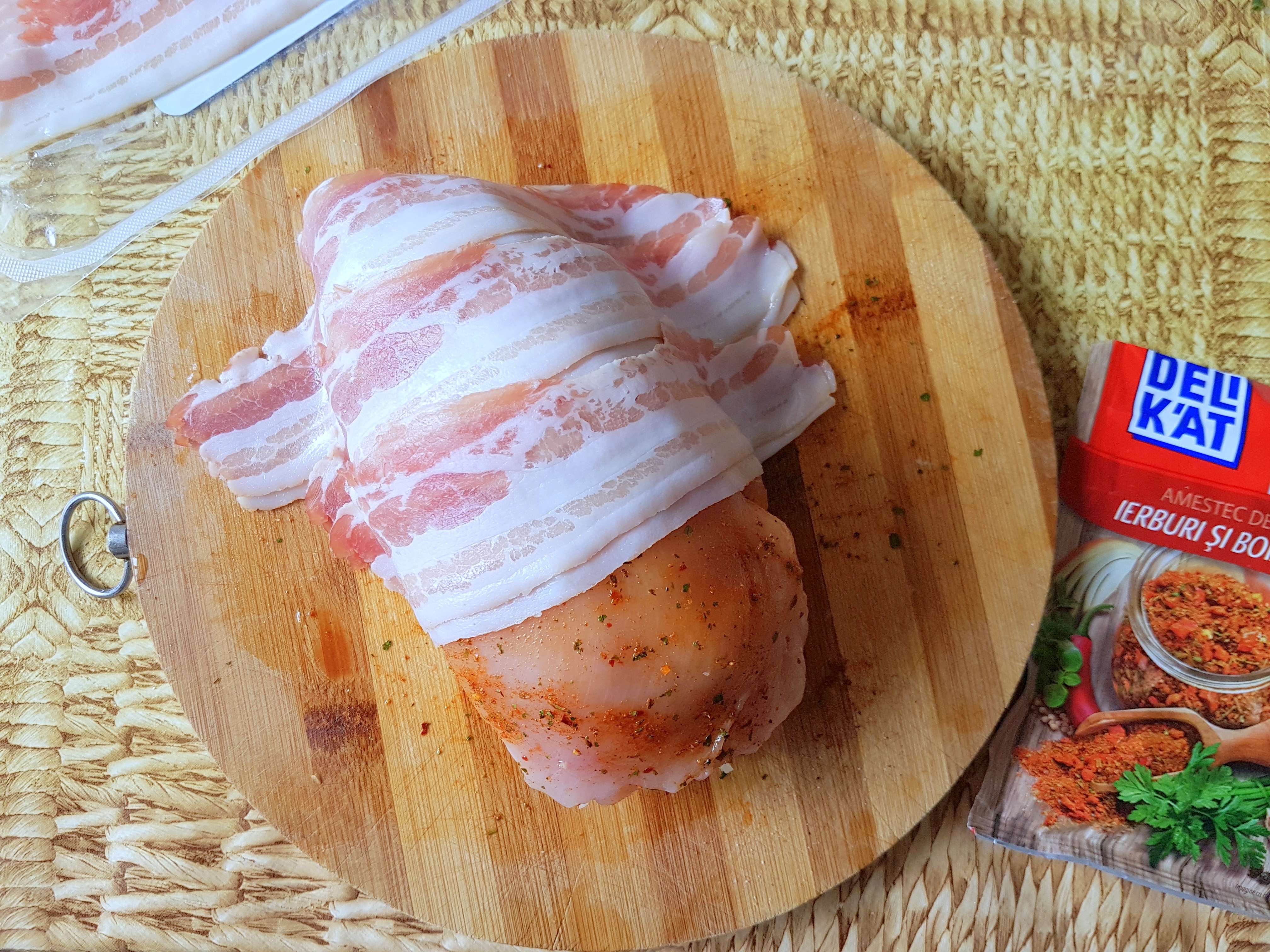 Rulada din carne de pui umpluta cu fasole verde, nuci si cascaval invelita in bacon