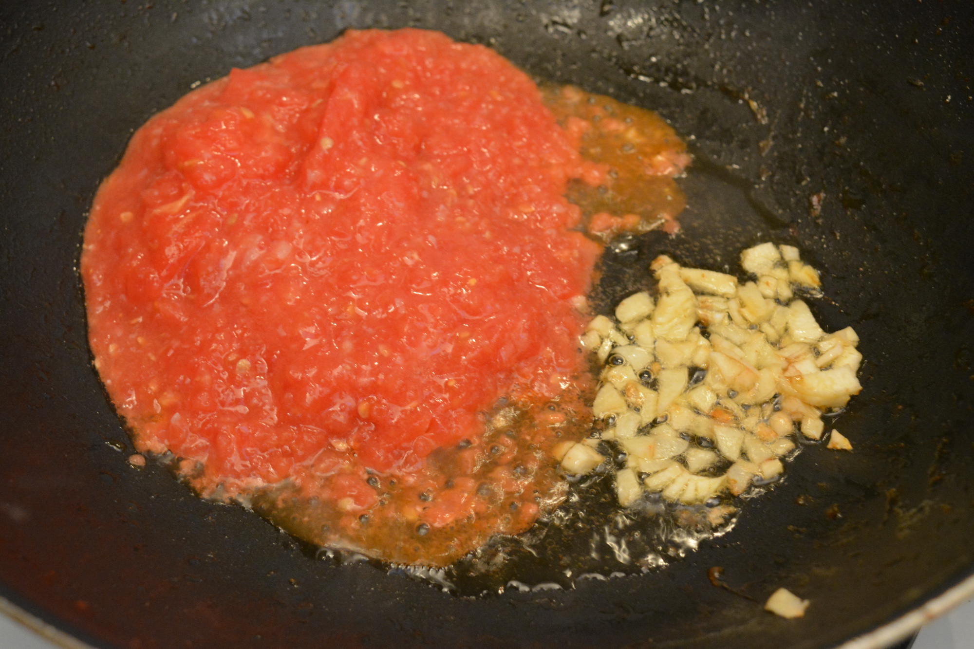 Specialitate de ardei umpluti cu carne de pui si galbiori