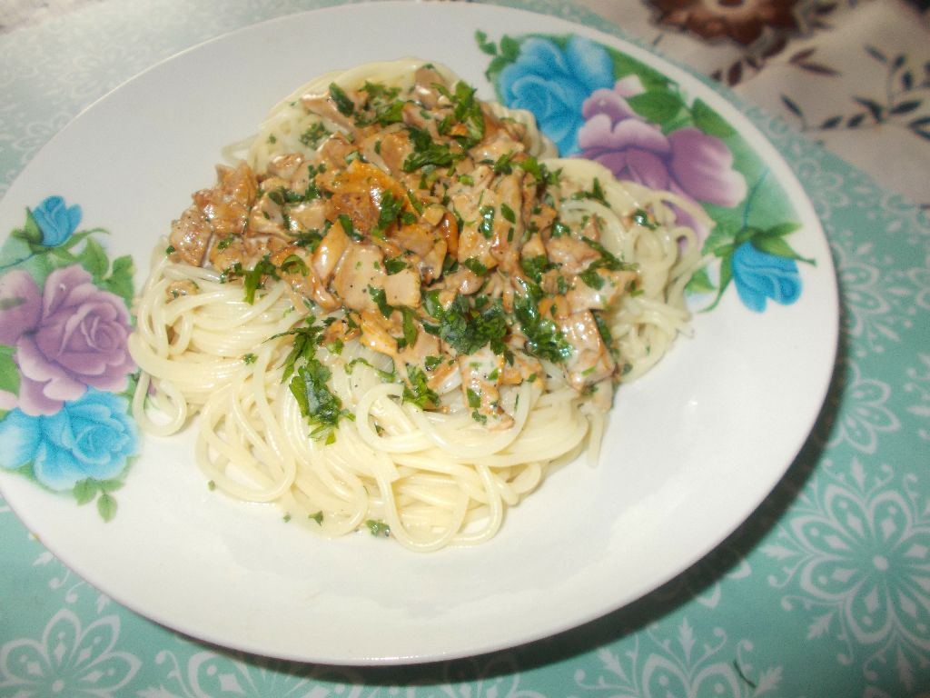 Capellini cu galbiori in sos alb