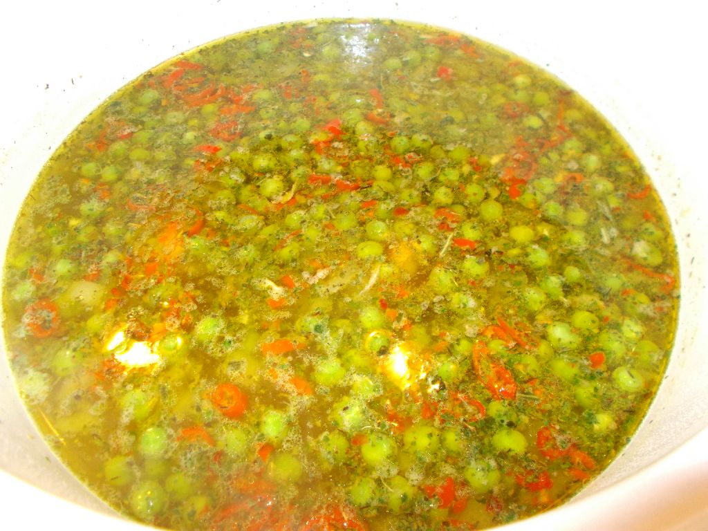 Supa picanta de mazare cu ierburi italiene