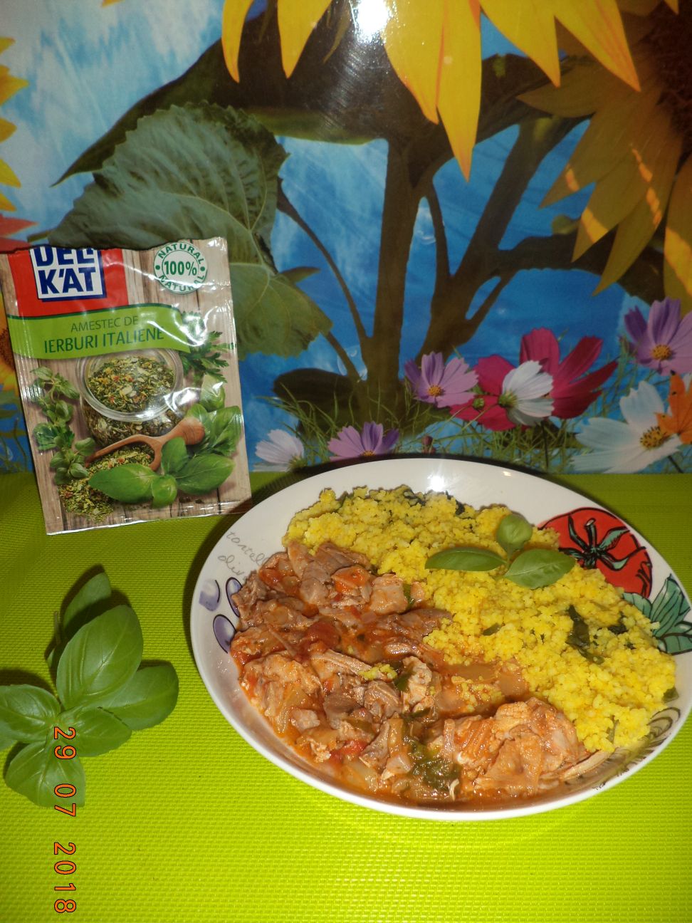 Curcan in sos de rosii cu cuscus aromat