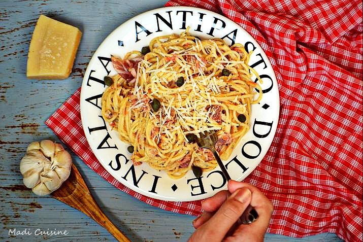 Spaghetti cu bacon si sos de smantana