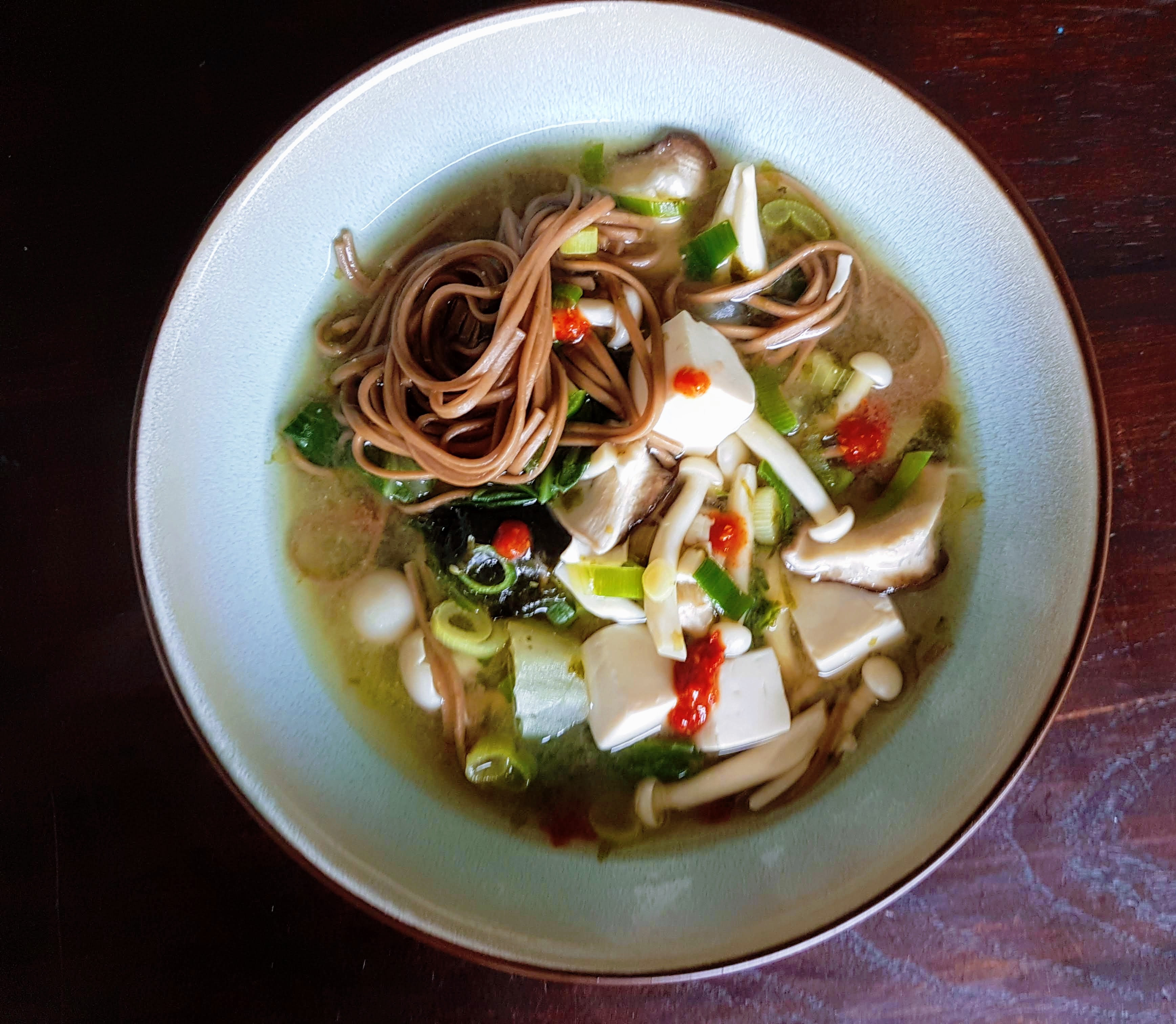 Supa japoneza cu taitei Soba, tofu, alge si miso