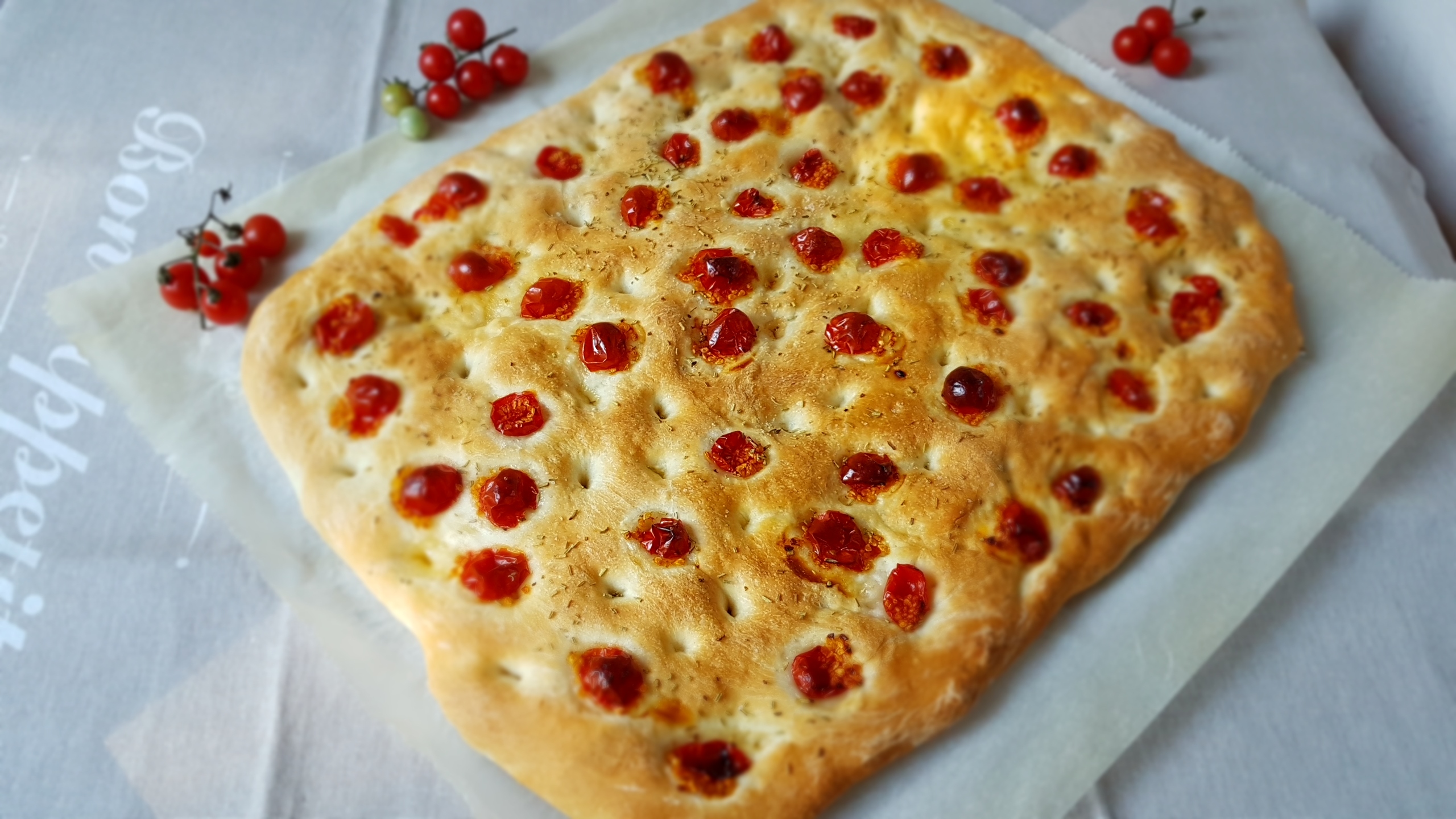 Focaccia cu rosii cherry si rozmarin