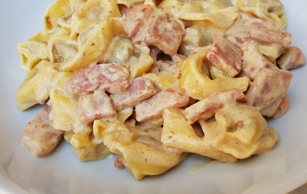 Tortellini cu smantana si prosciutto