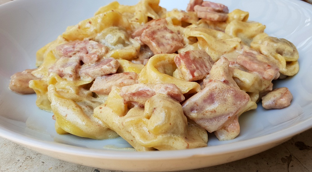 Tortellini cu smantana si prosciutto