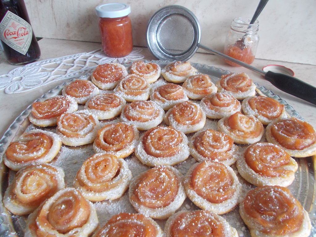 Desert melcisori din foietaj, cu gem de gutui