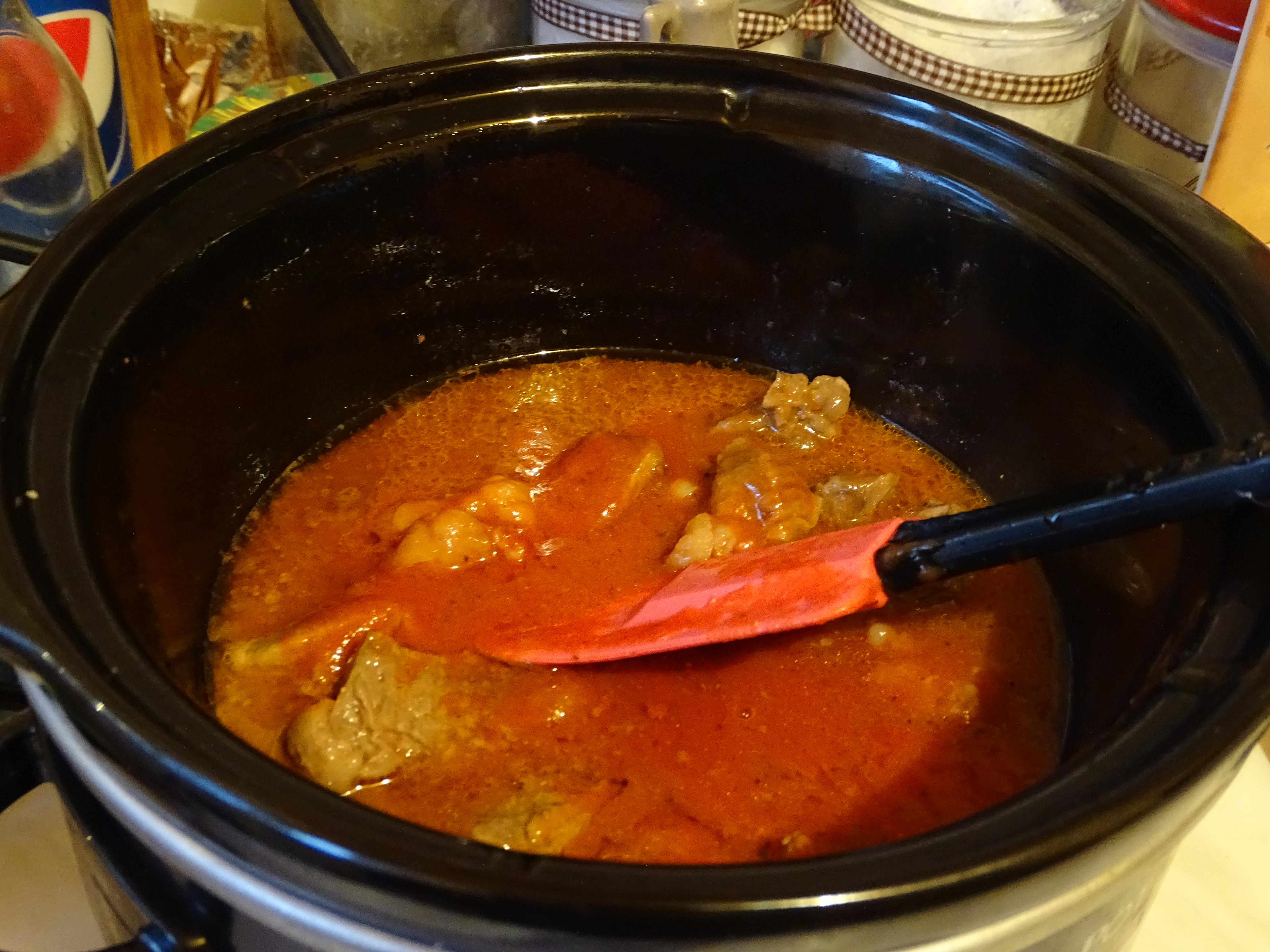 Carne de vita cu sos picant la slow cooker Crock-Pot