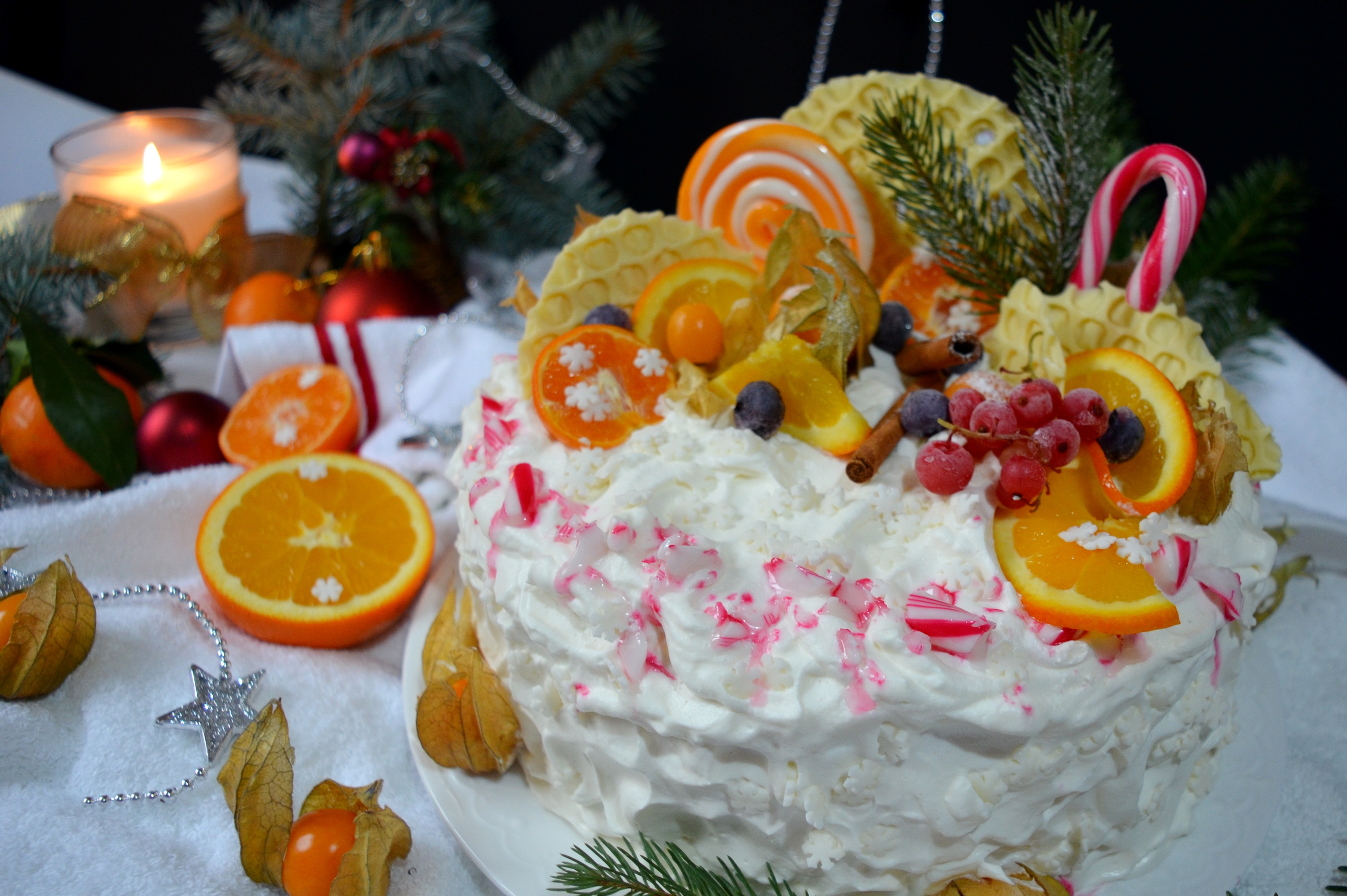 Tort cu mousse de nuci, portocale si fructe de padure