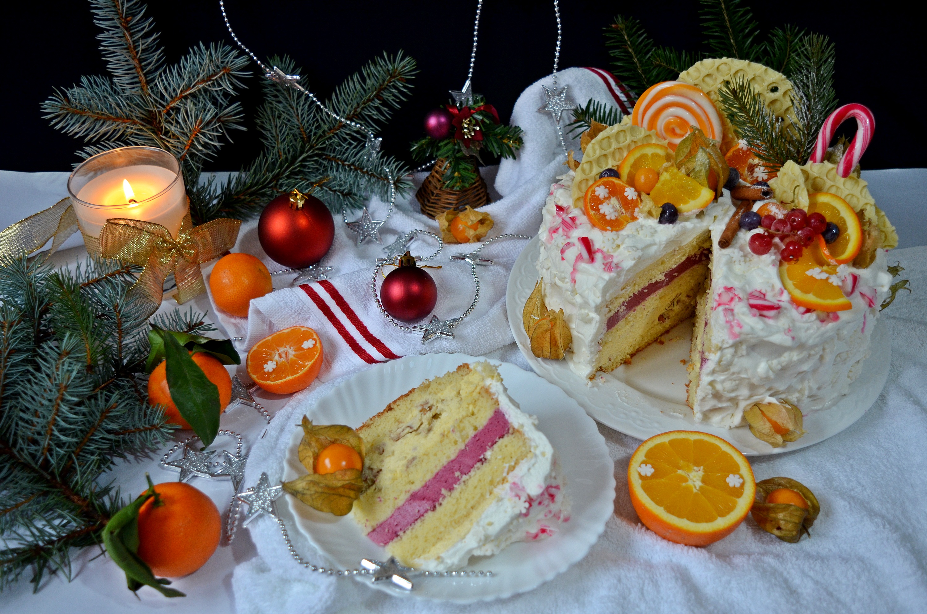 Tort cu mousse de nuci, portocale si fructe de padure