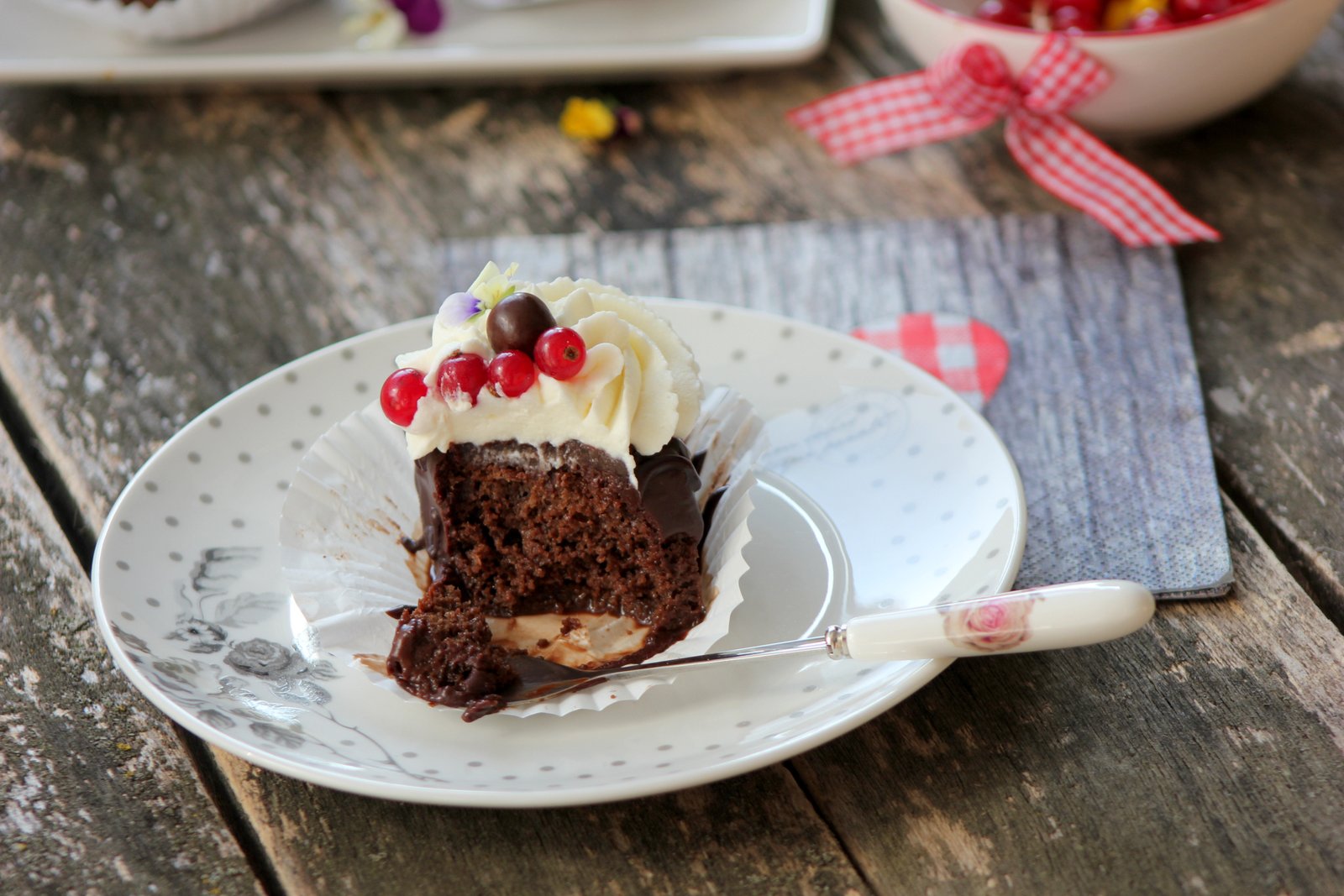 Desert prajitura insiropata, cu ciocolata si crema de ricotta