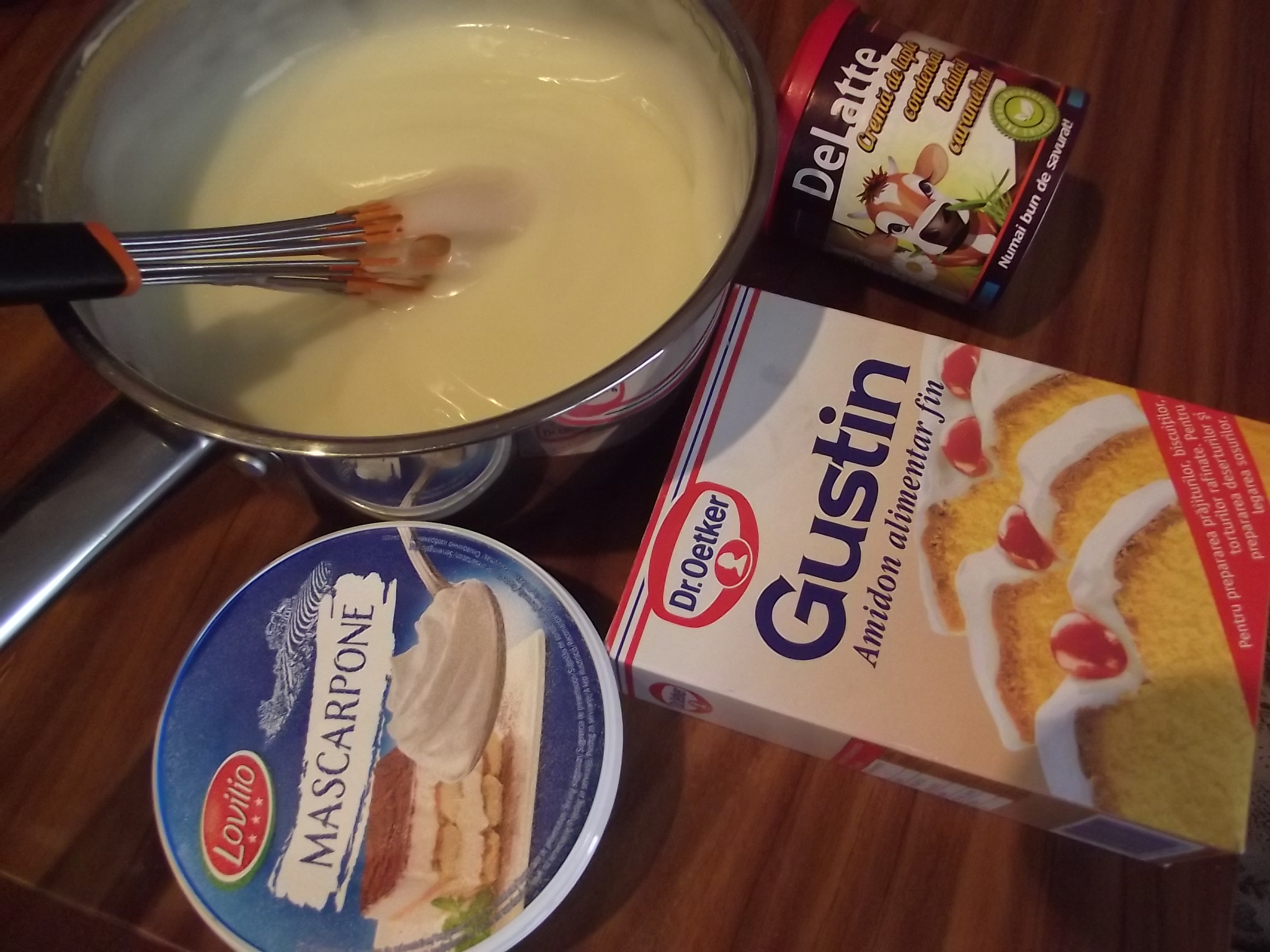 Desert negresa din albusuri cu ciocolata si crema caramel