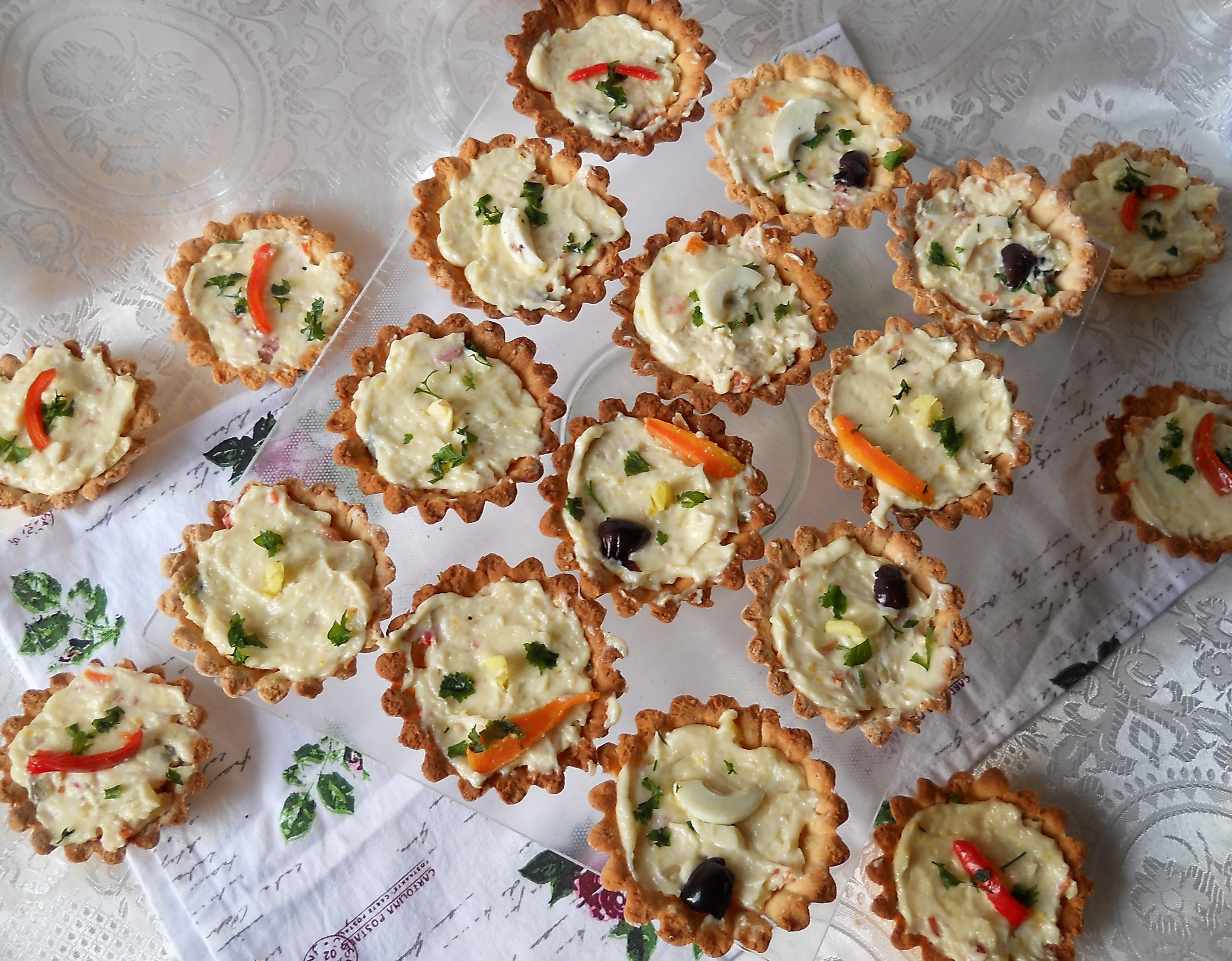 Aperitiv mini tarte umplute cu salata boeuf