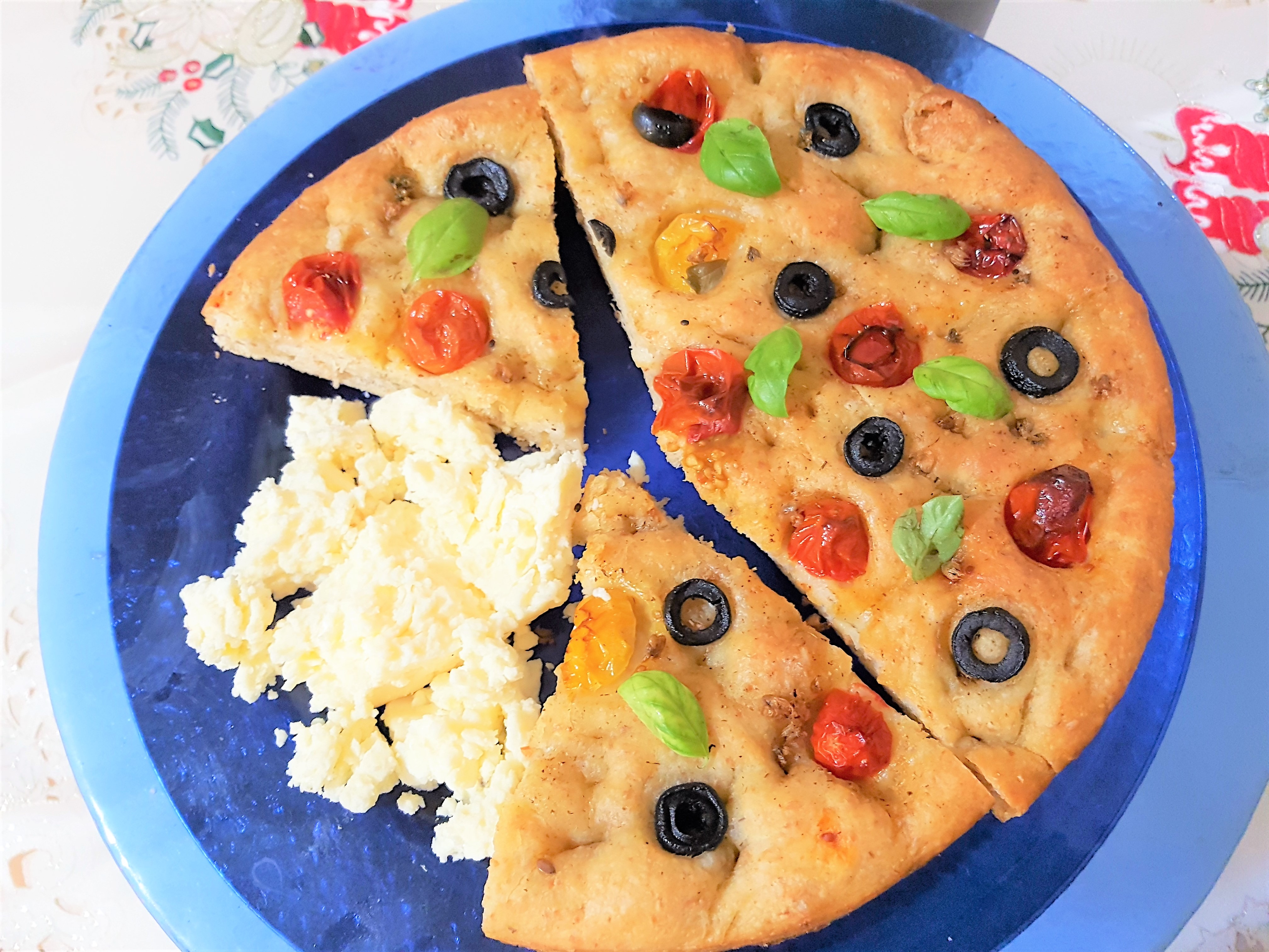 Focaccia cu busuioc, ierburi italiene, masline si rosii