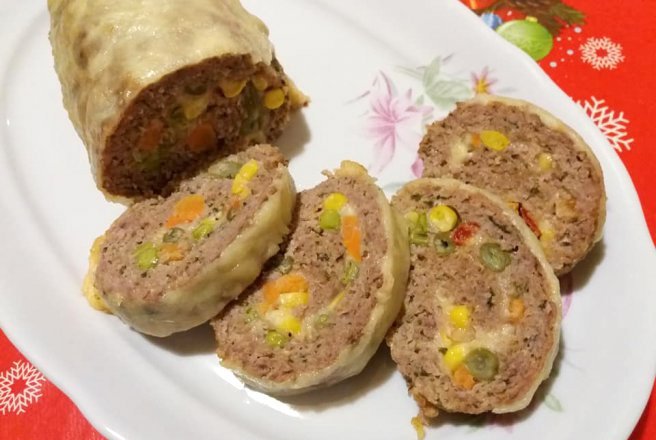 Rulada din carne tocata cu legume si cascaval