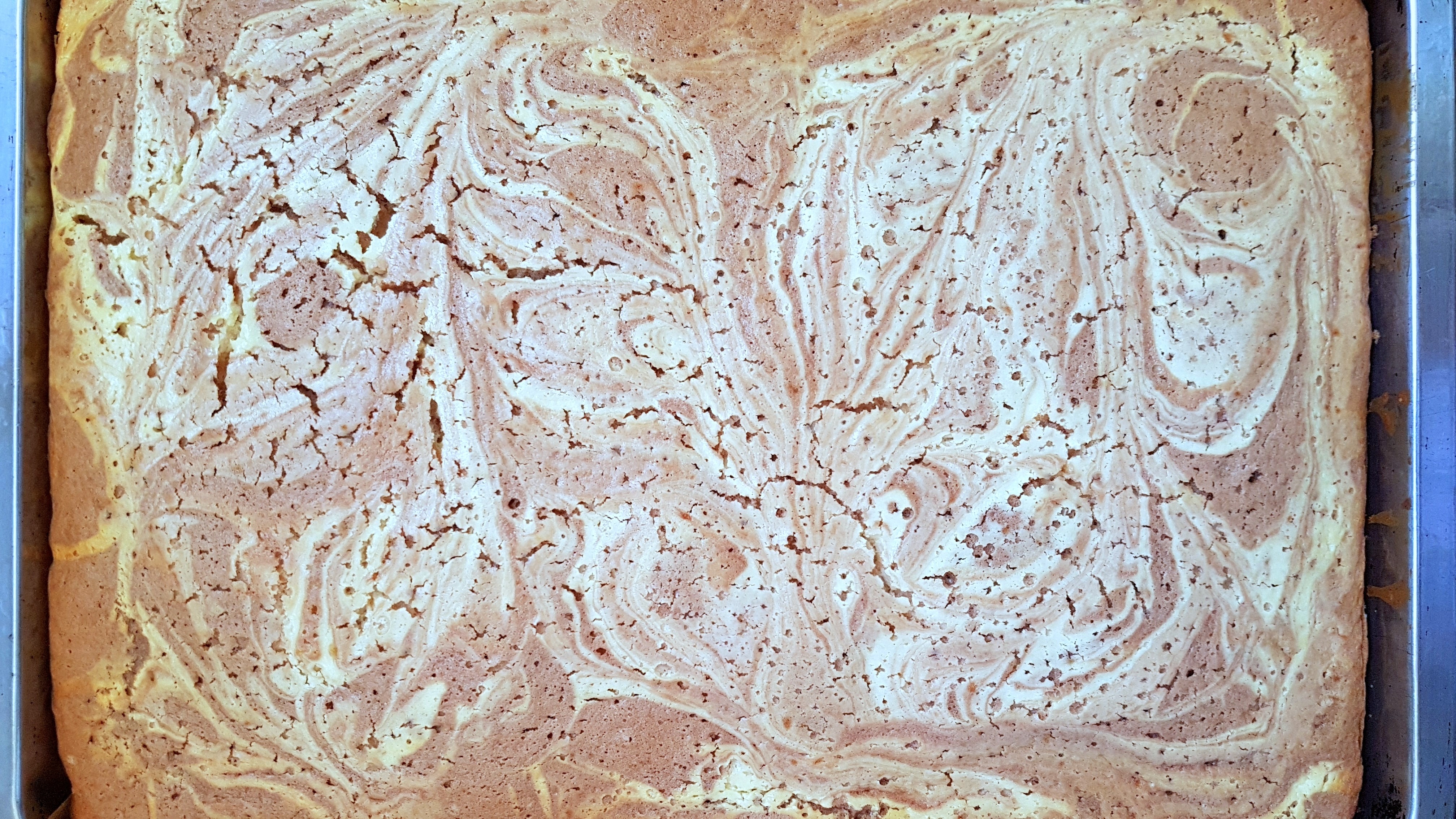 Desert prajitura marmorata, cu branza si stafide