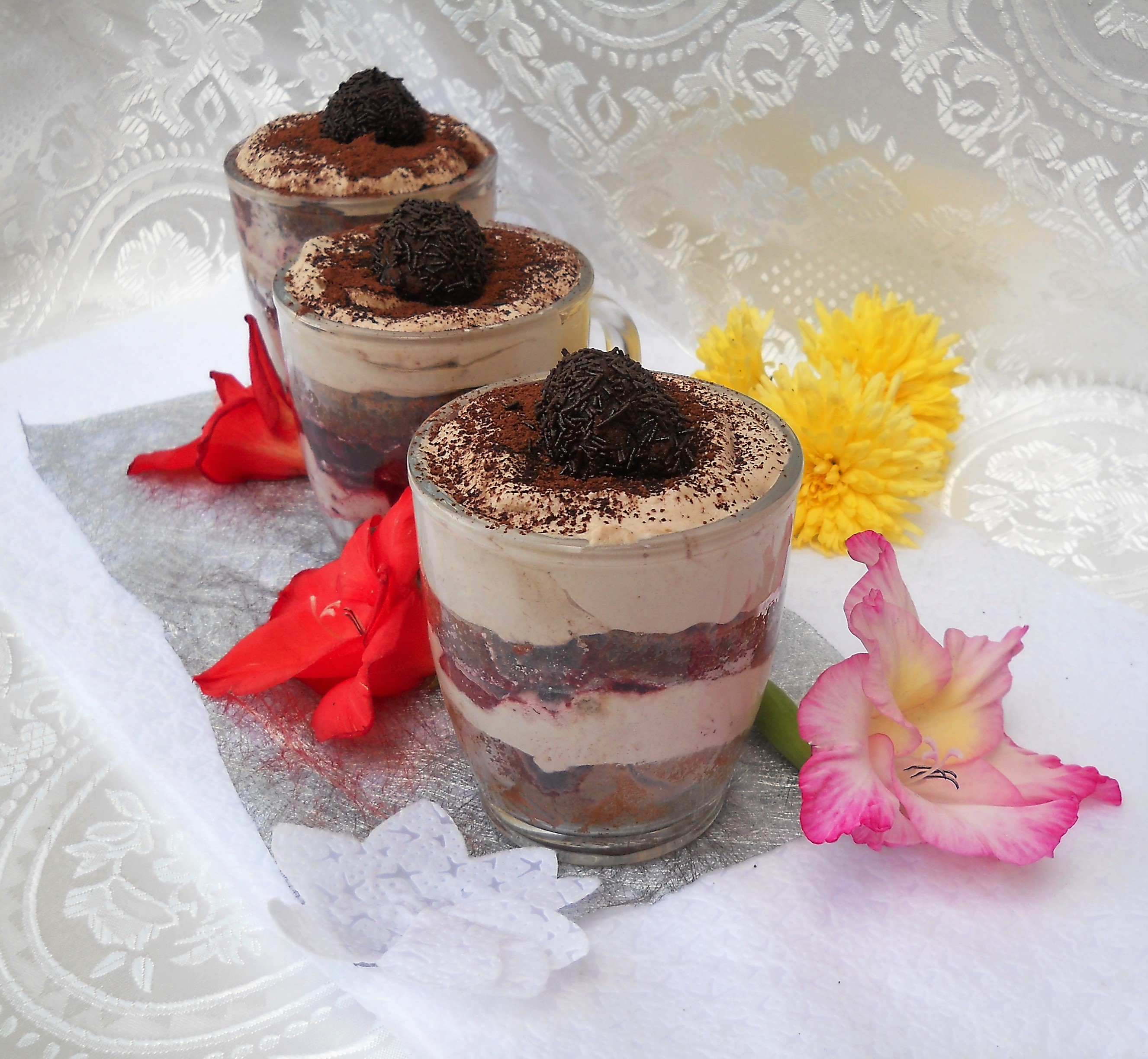 Desert Tiramisu cu visine la pahar